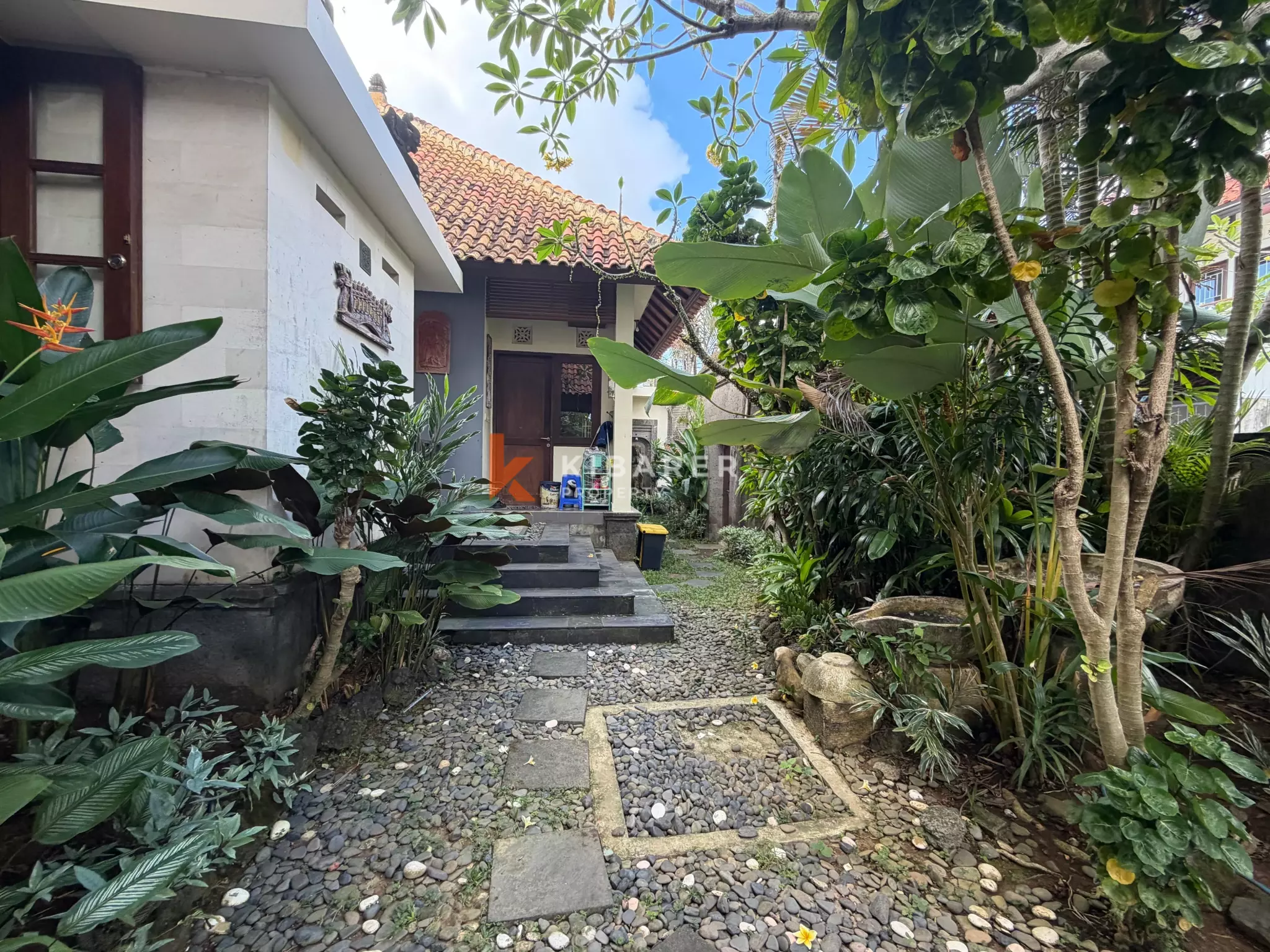 Roomy Tropical Three-Bedrooms Villa with Expansive Garden in Jimbaran