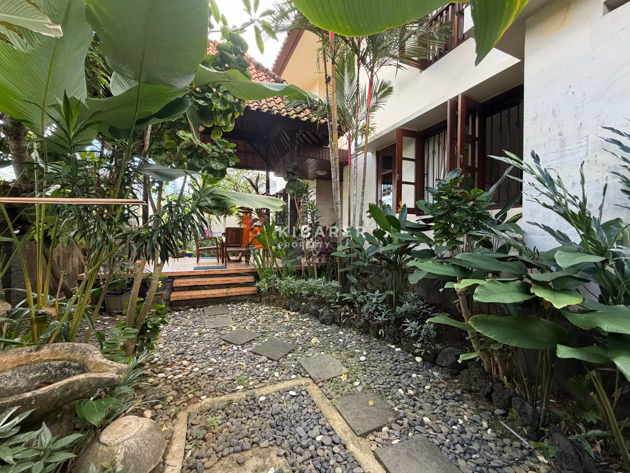 Roomy Tropical Three-Bedrooms Villa with Expansive Garden in Jimbaran