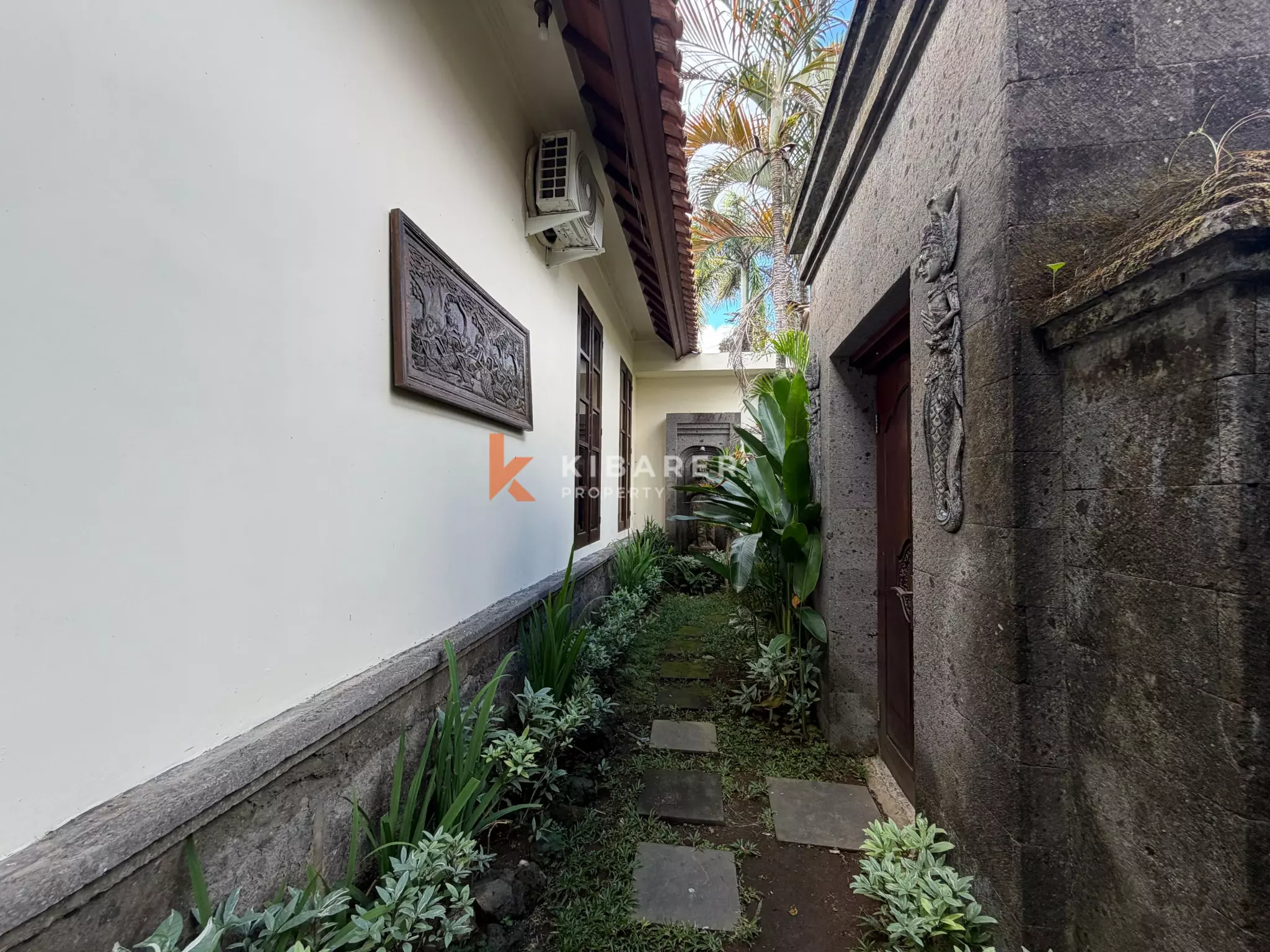 Roomy Tropical Three-Bedrooms Villa with Expansive Garden in Jimbaran