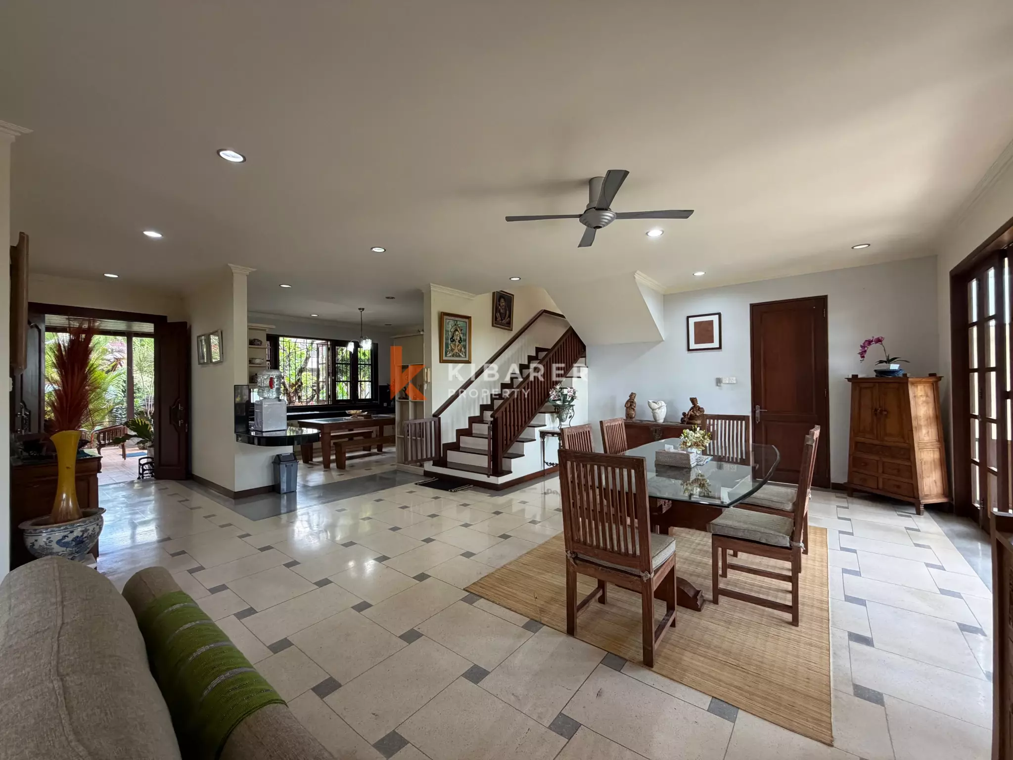 Roomy Tropical Three-Bedrooms Villa with Expansive Garden in Jimbaran