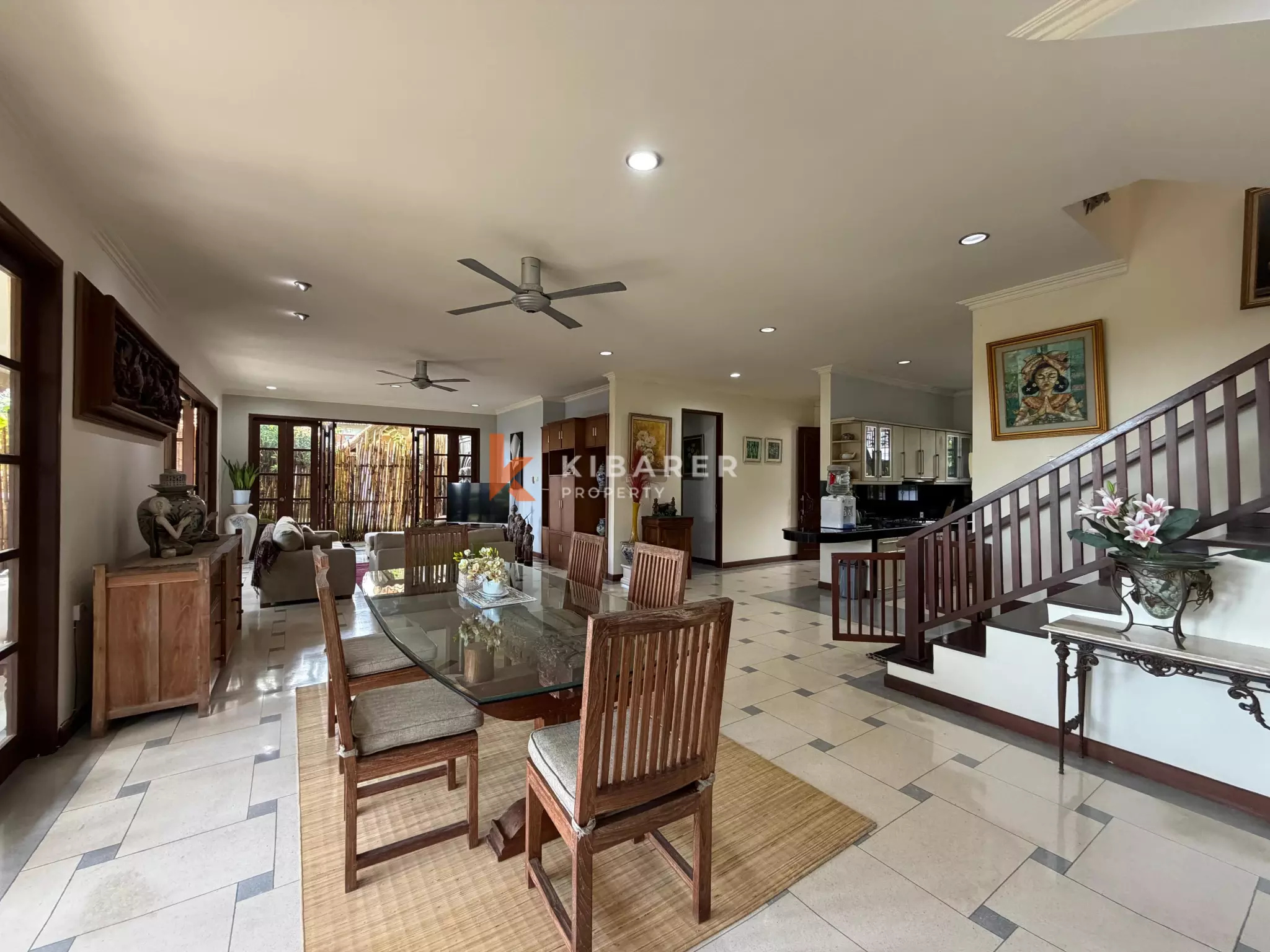 Roomy Tropical Three-Bedrooms Villa with Expansive Garden in Jimbaran