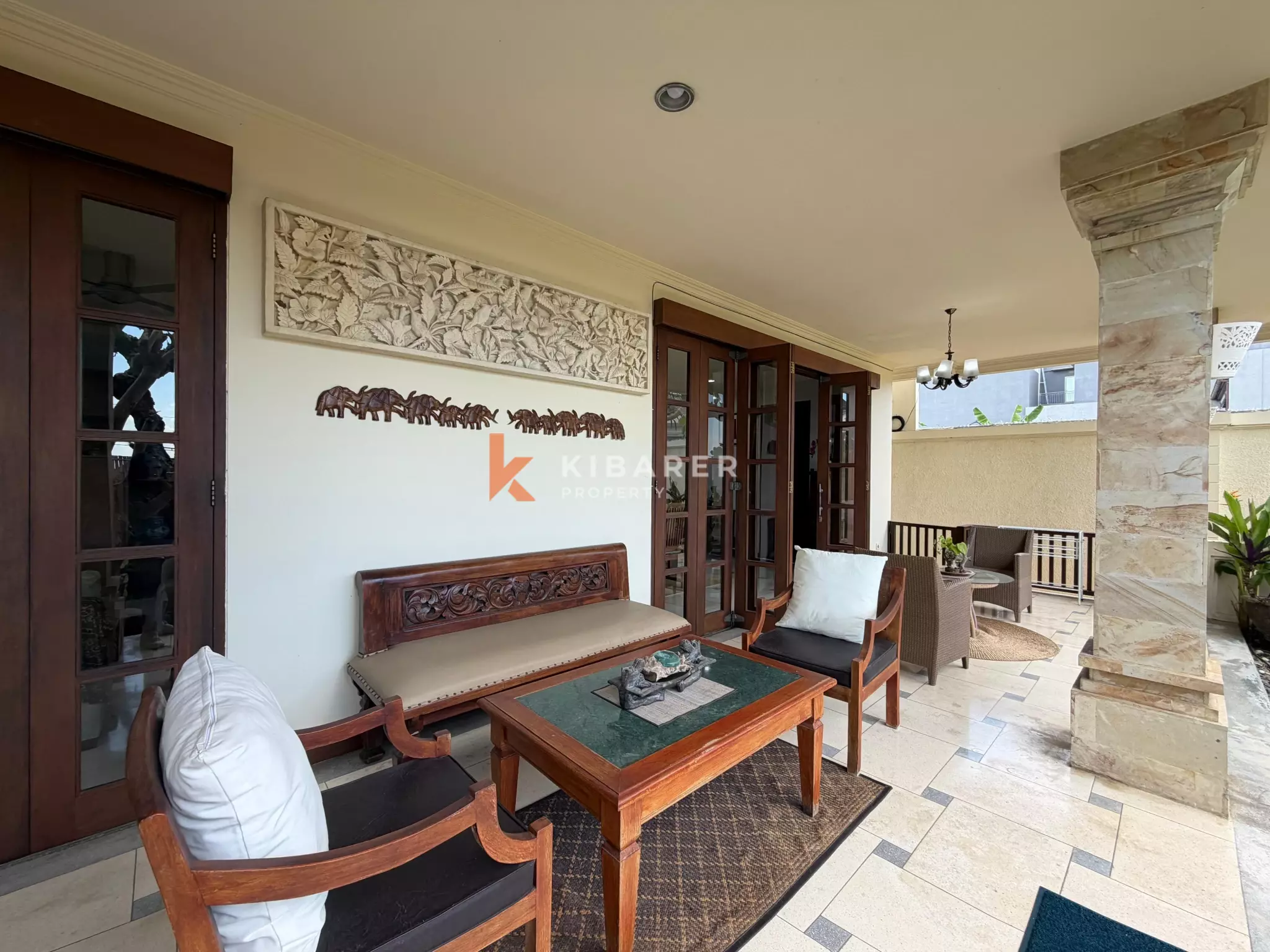Roomy Tropical Three-Bedrooms Villa with Expansive Garden in Jimbaran