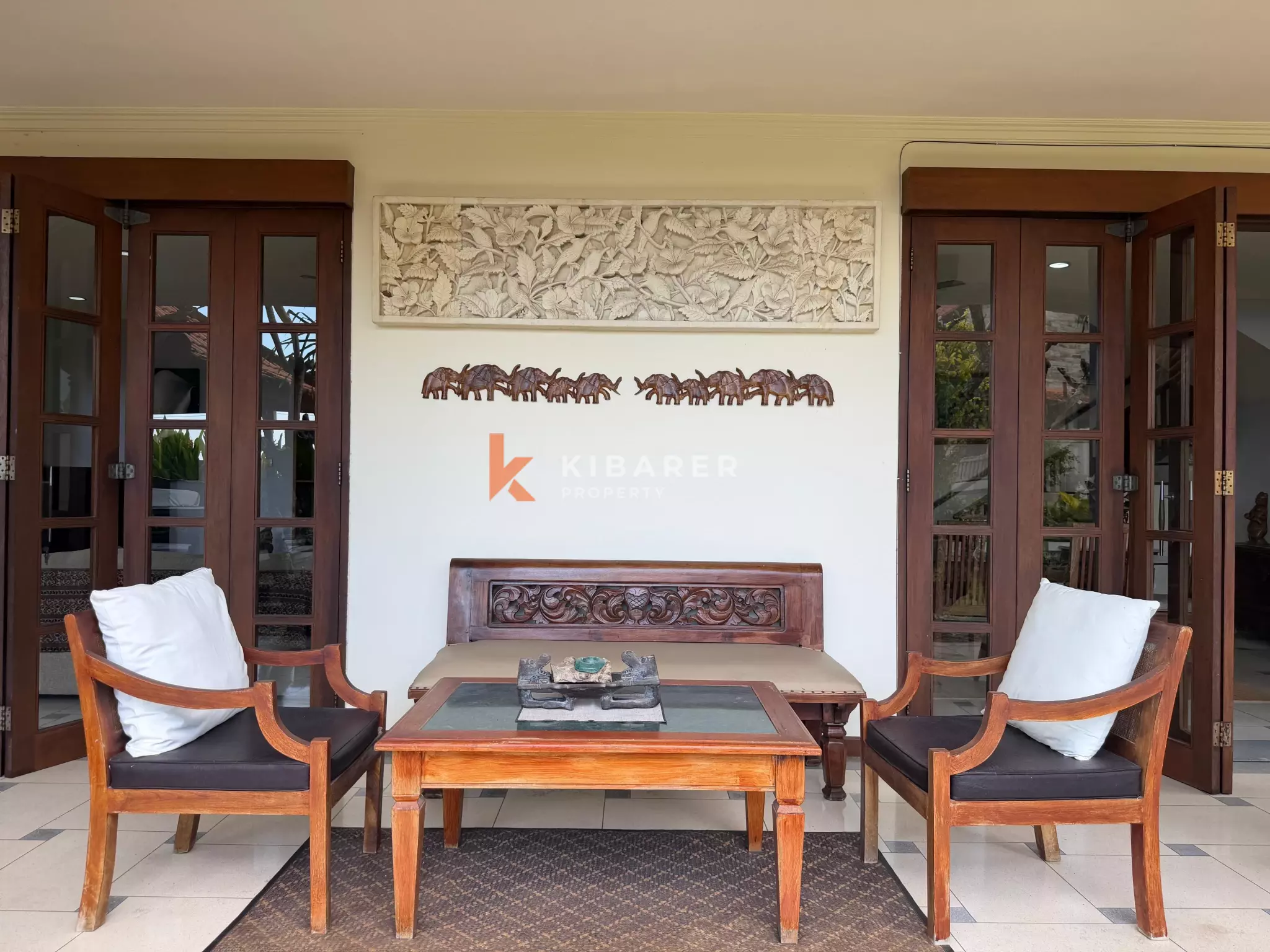 Roomy Tropical Three-Bedrooms Villa with Expansive Garden in Jimbaran