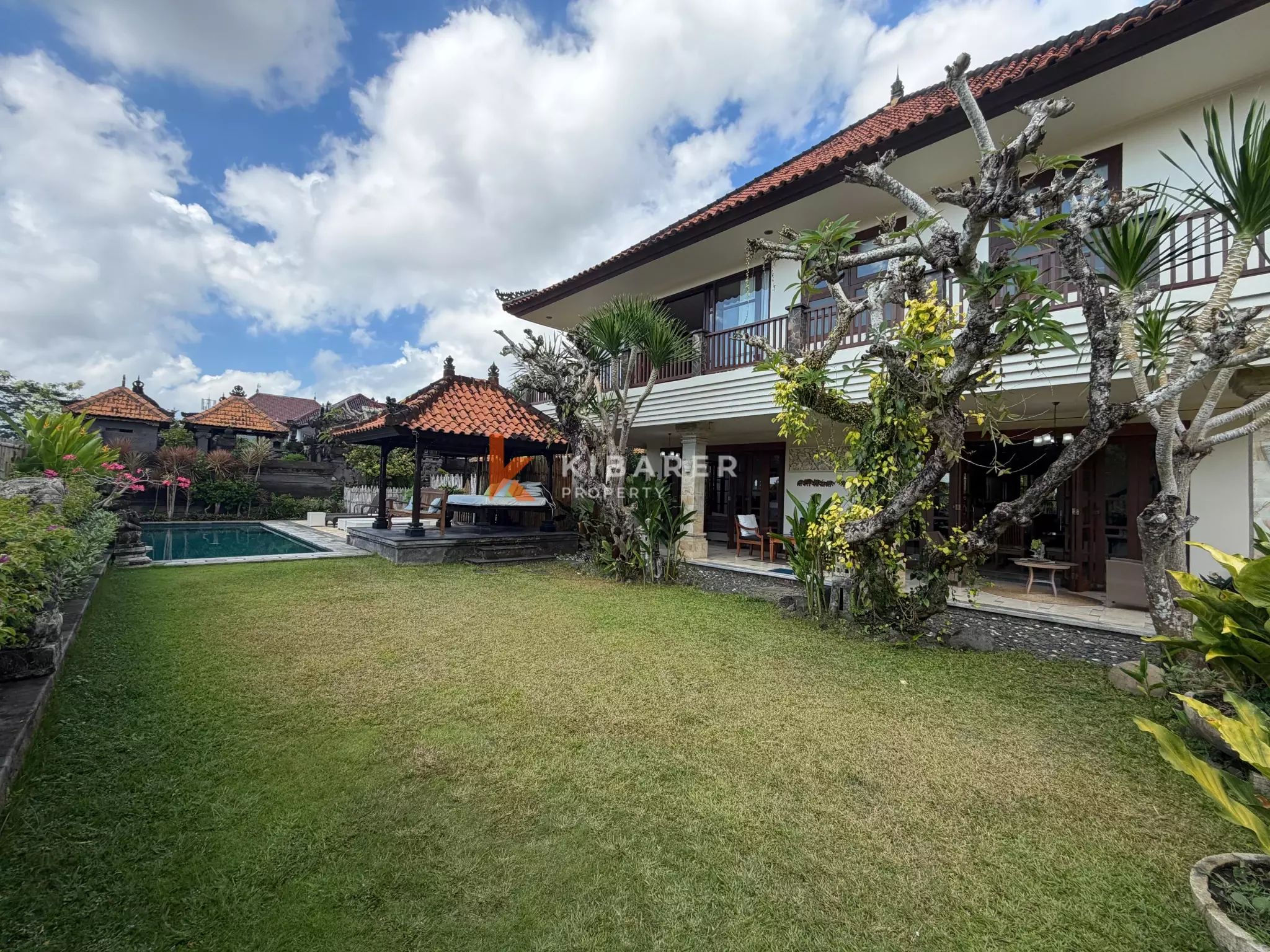 Roomy Tropical Three-Bedrooms Villa with Expansive Garden in Jimbaran