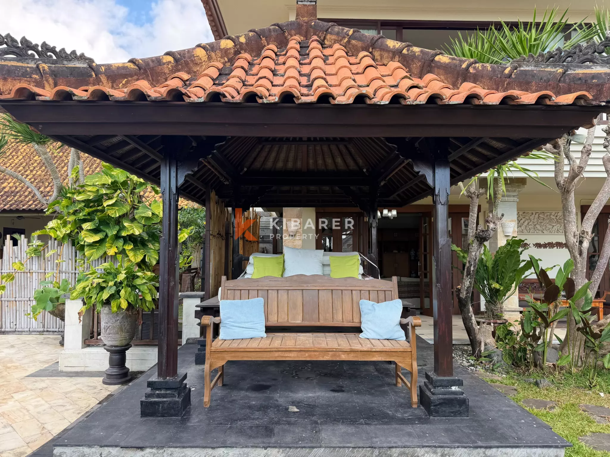 Roomy Tropical Three-Bedrooms Villa with Expansive Garden in Jimbaran