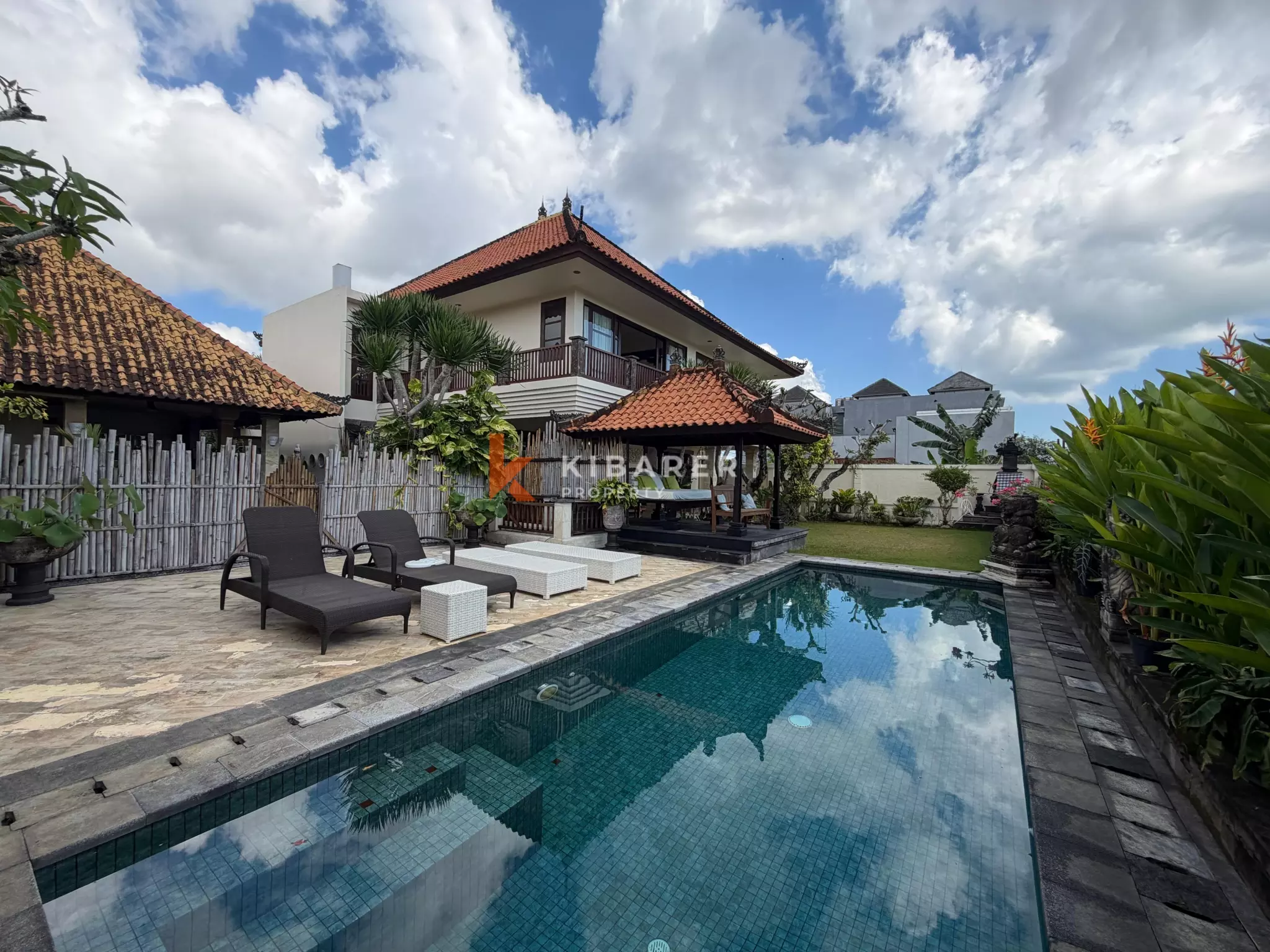 Roomy Tropical Three-Bedrooms Villa with Expansive Garden in Jimbaran
