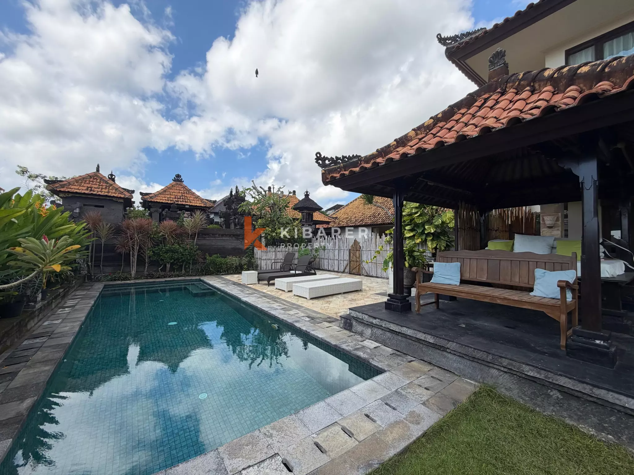 Roomy Tropical Three-Bedrooms Villa with Expansive Garden in Jimbaran