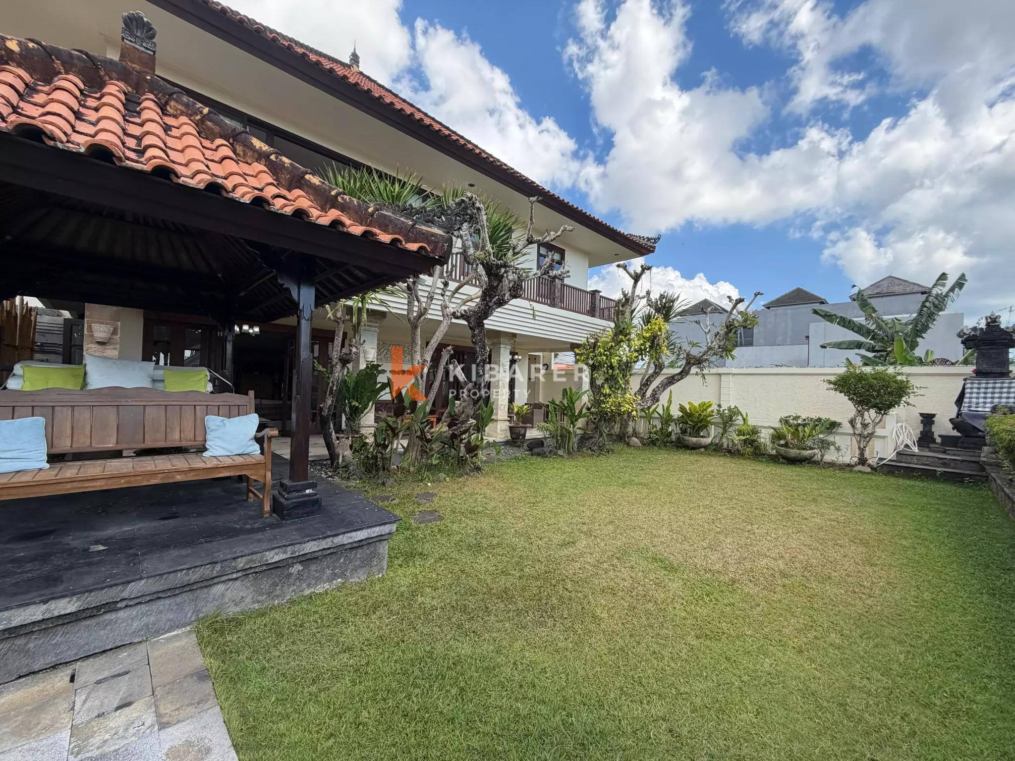 Roomy Tropical Three-Bedrooms Villa with Expansive Garden in Jimbaran