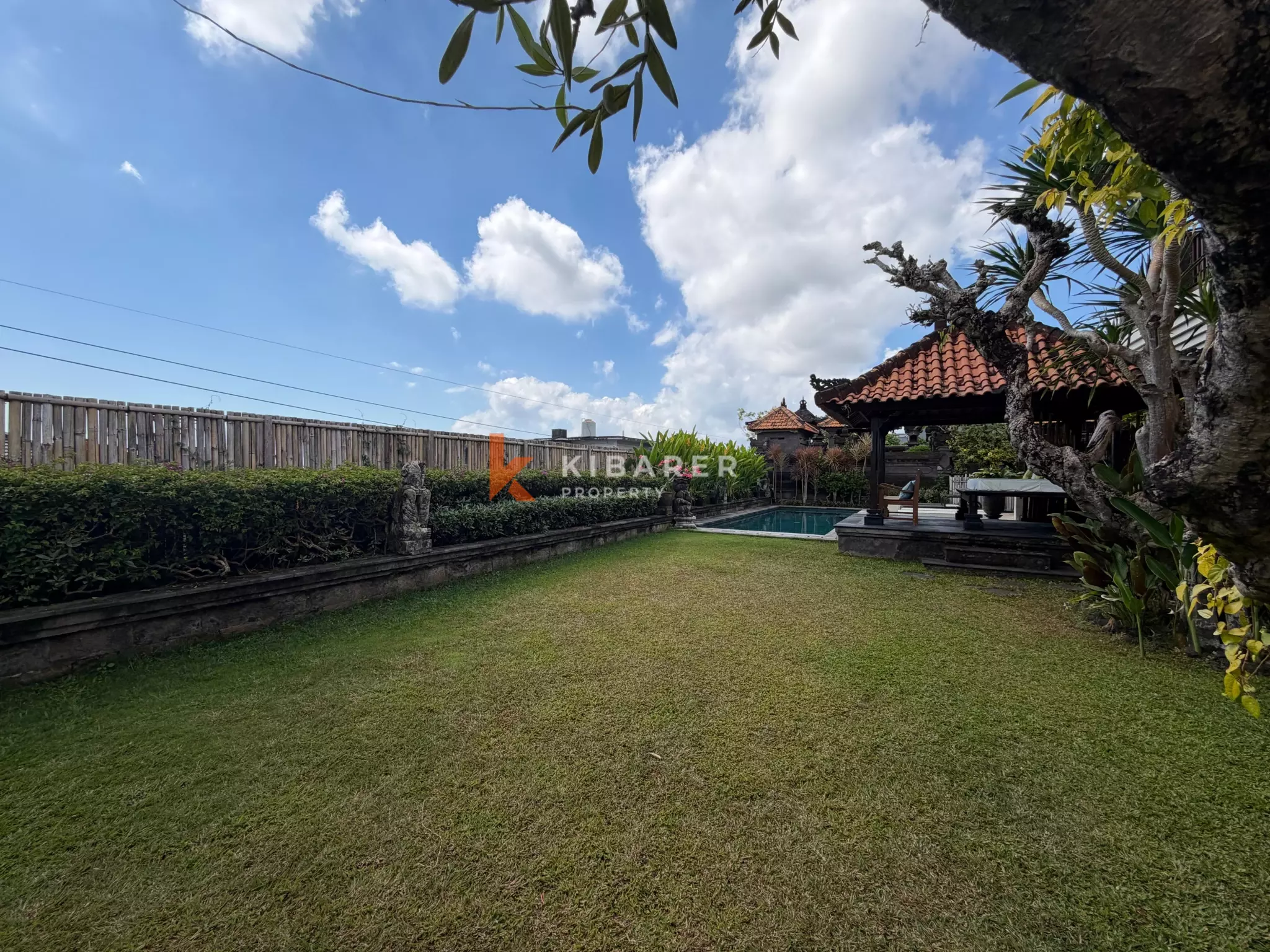 Roomy Tropical Three-Bedrooms Villa with Expansive Garden in Jimbaran