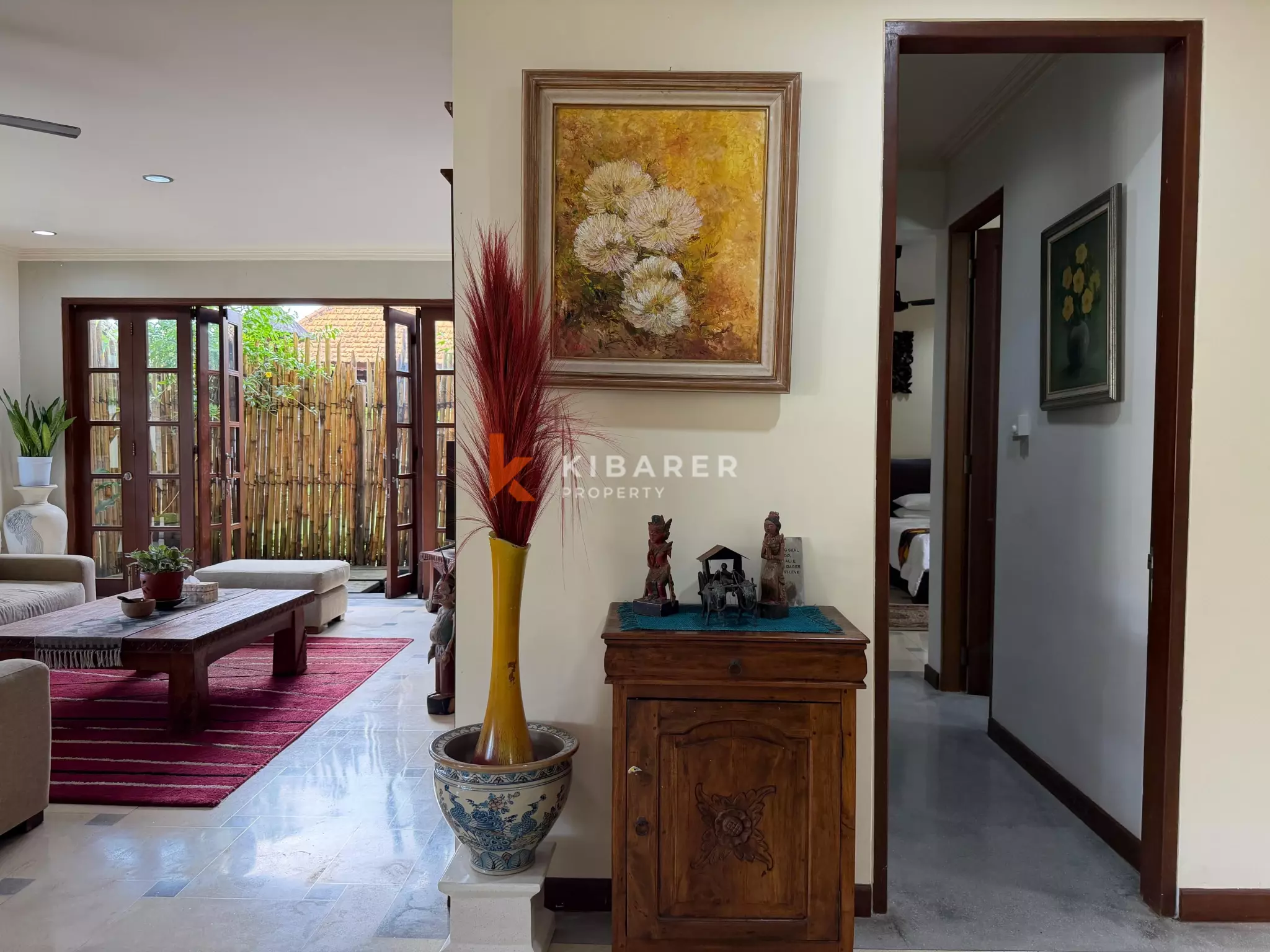 Roomy Tropical Three-Bedrooms Villa with Expansive Garden in Jimbaran