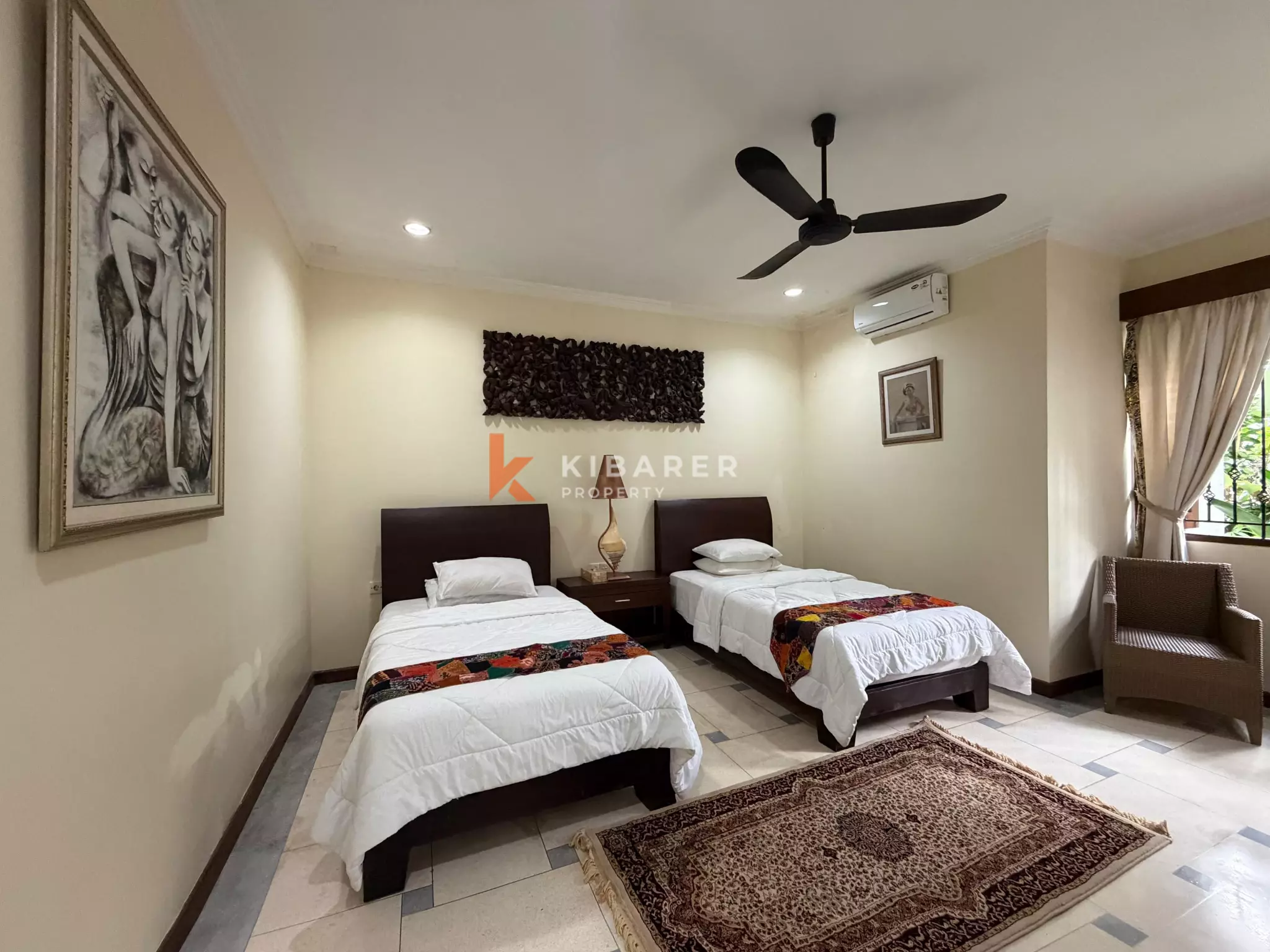 Roomy Tropical Three-Bedrooms Villa with Expansive Garden in Jimbaran