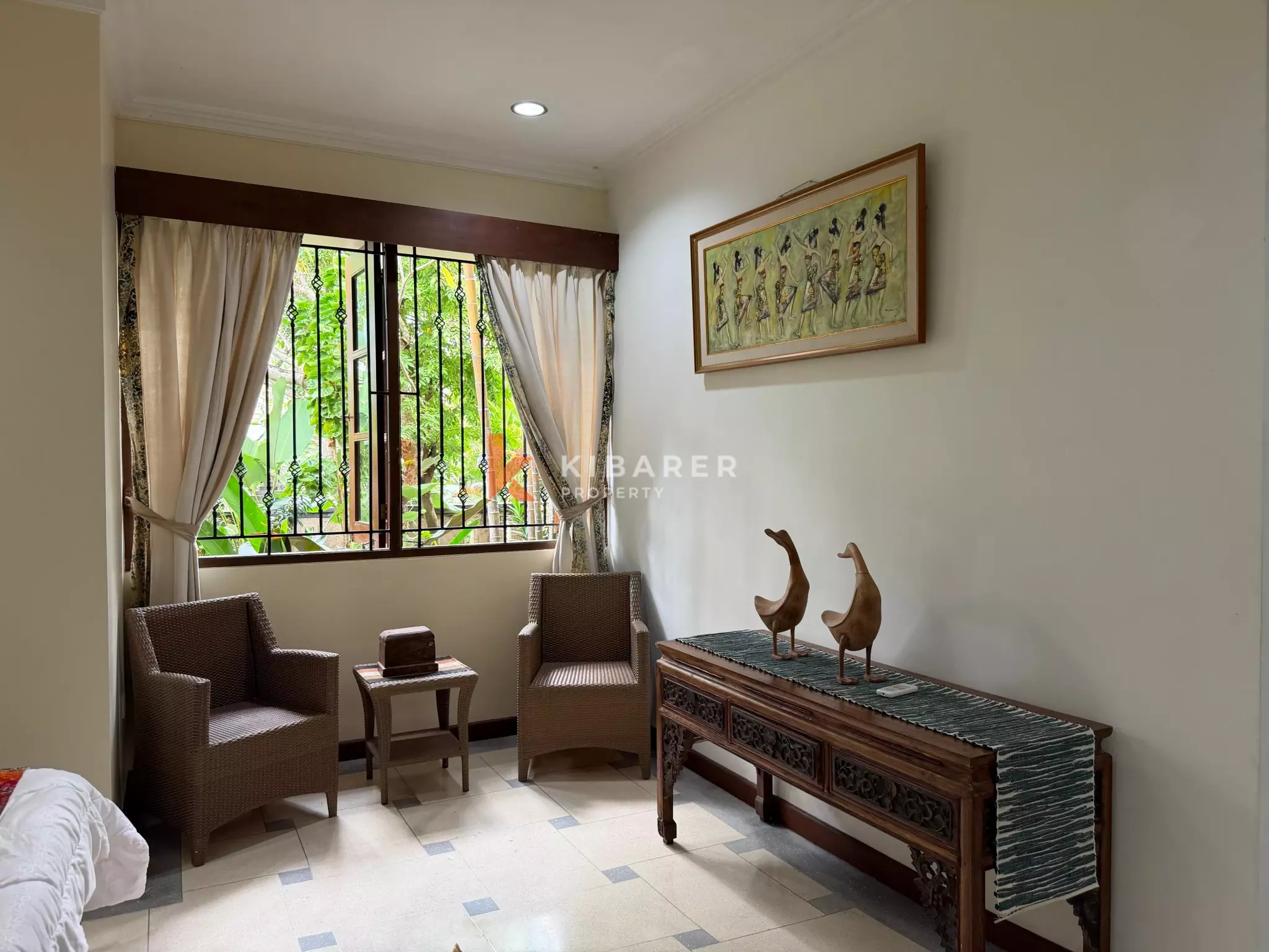Roomy Tropical Three-Bedrooms Villa with Expansive Garden in Jimbaran