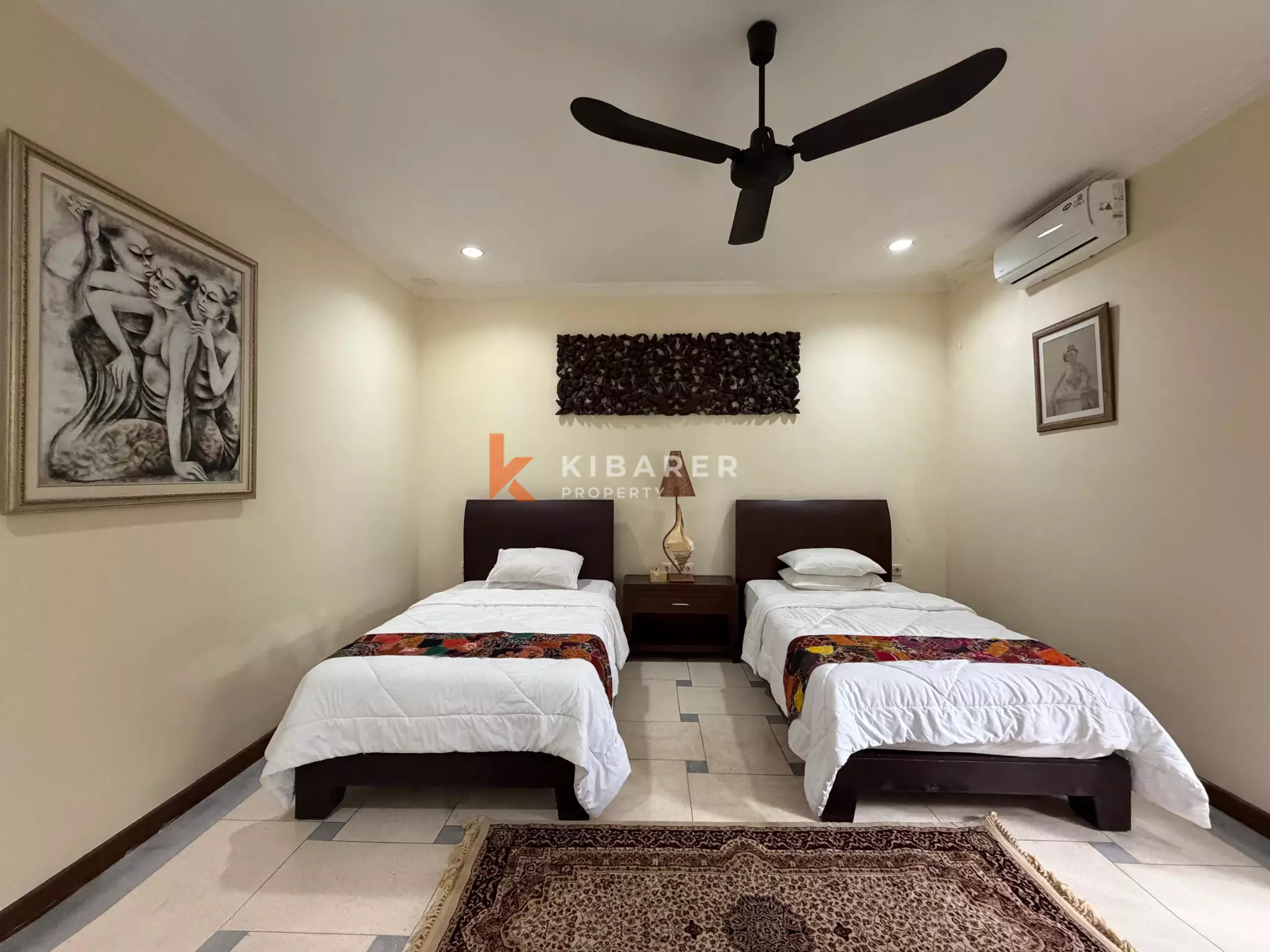 Roomy Tropical Three-Bedrooms Villa with Expansive Garden in Jimbaran