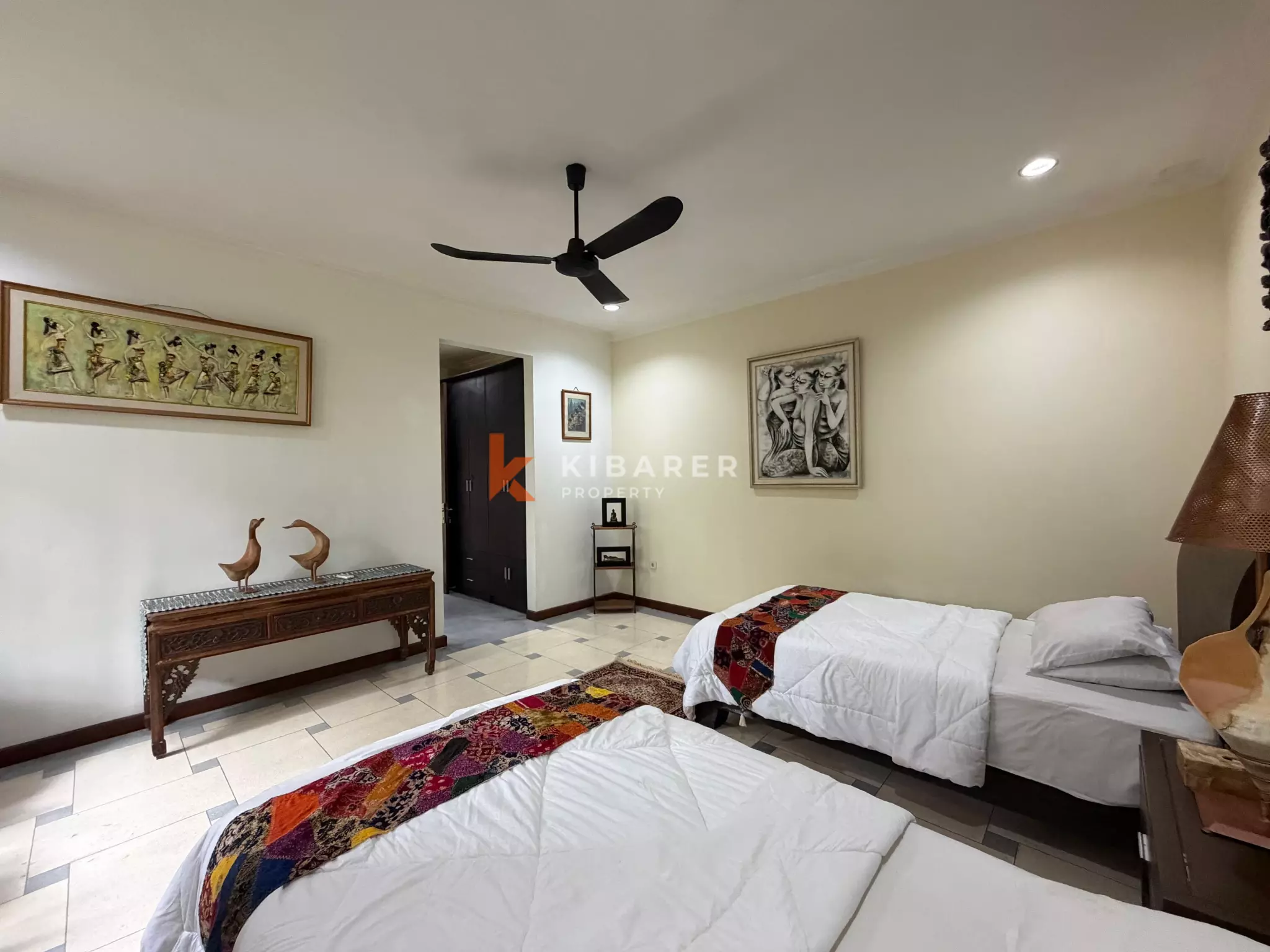 Roomy Tropical Three-Bedrooms Villa with Expansive Garden in Jimbaran