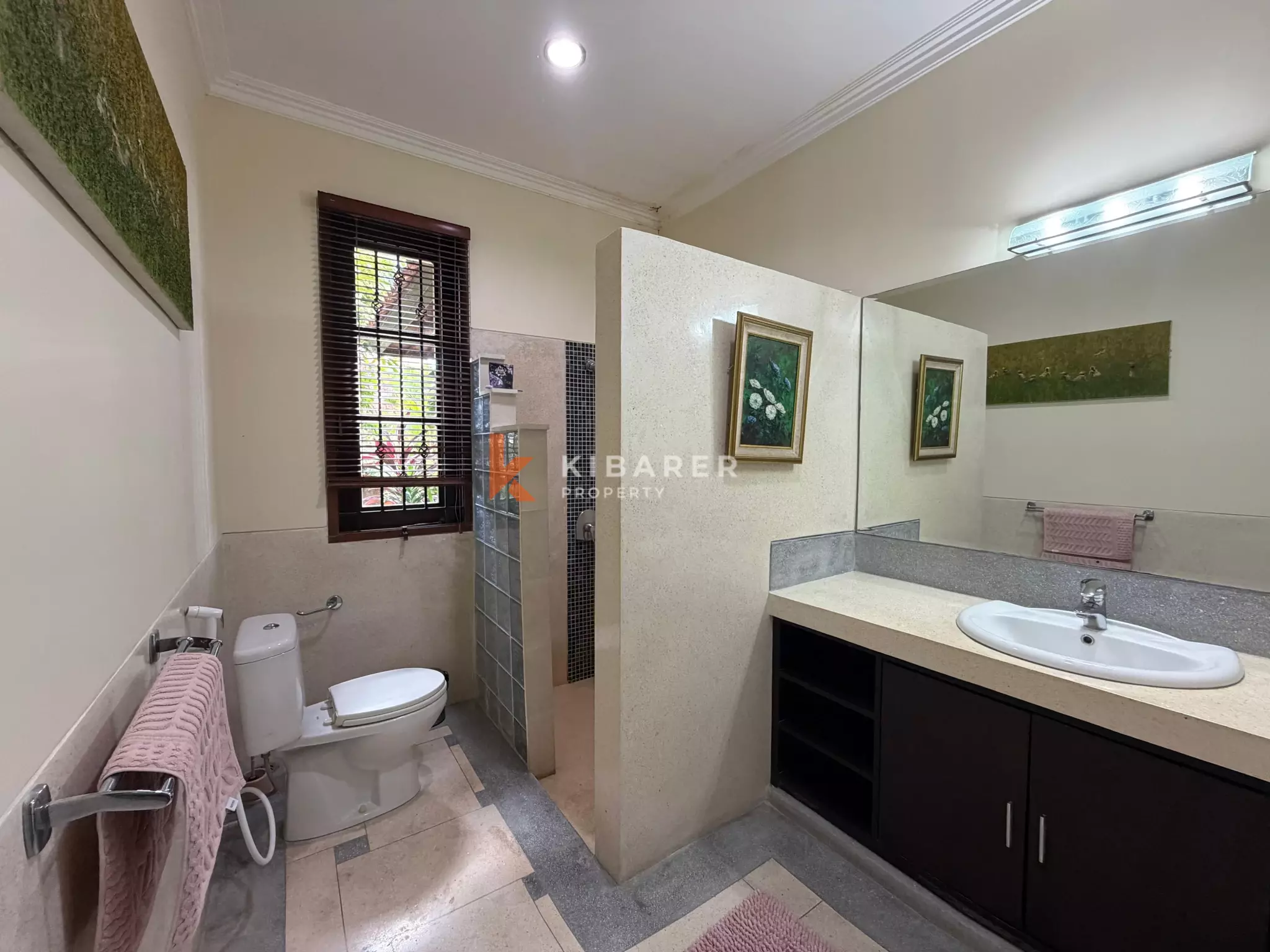 Roomy Tropical Three-Bedrooms Villa with Expansive Garden in Jimbaran