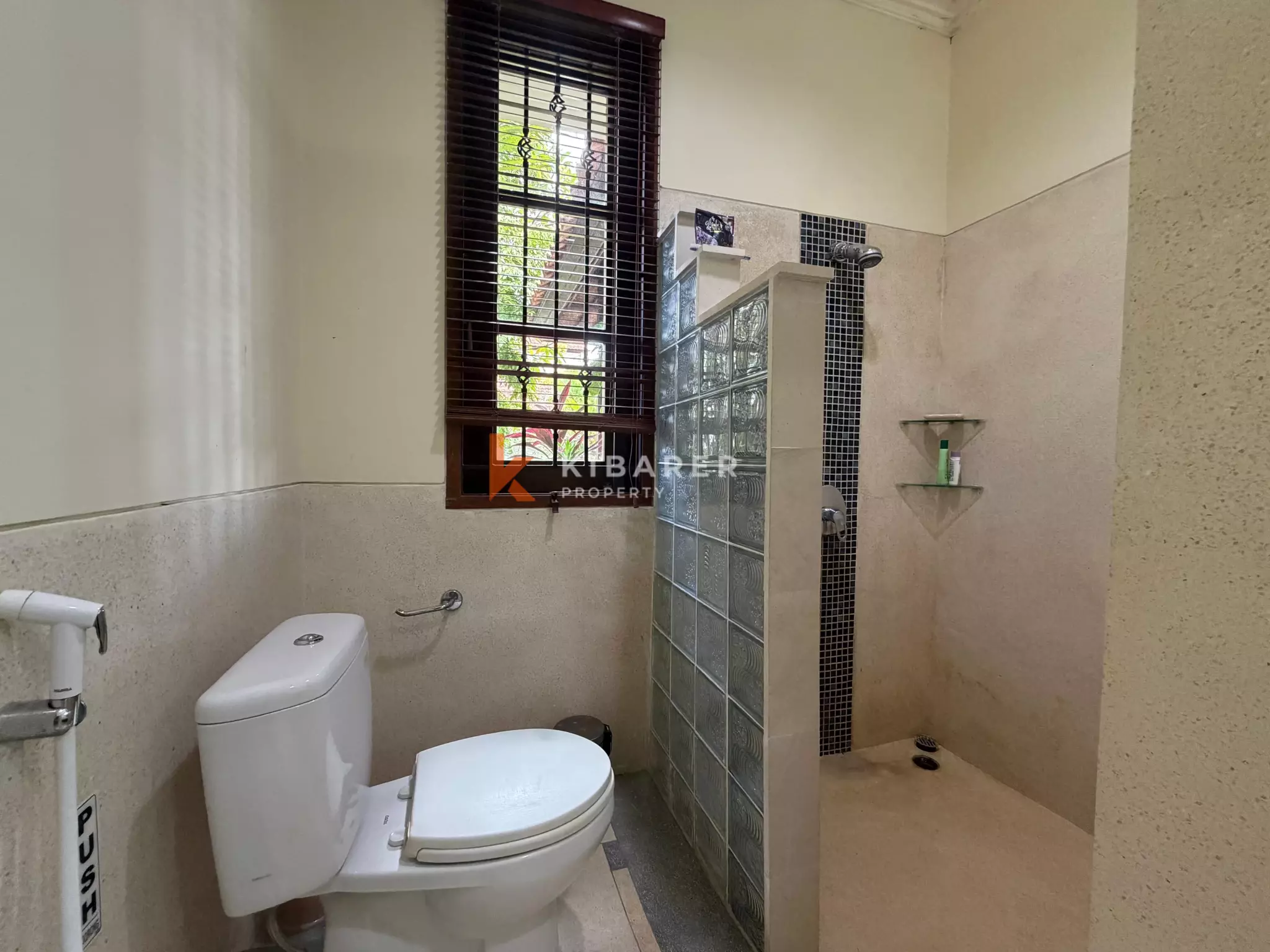 Roomy Tropical Three-Bedrooms Villa with Expansive Garden in Jimbaran