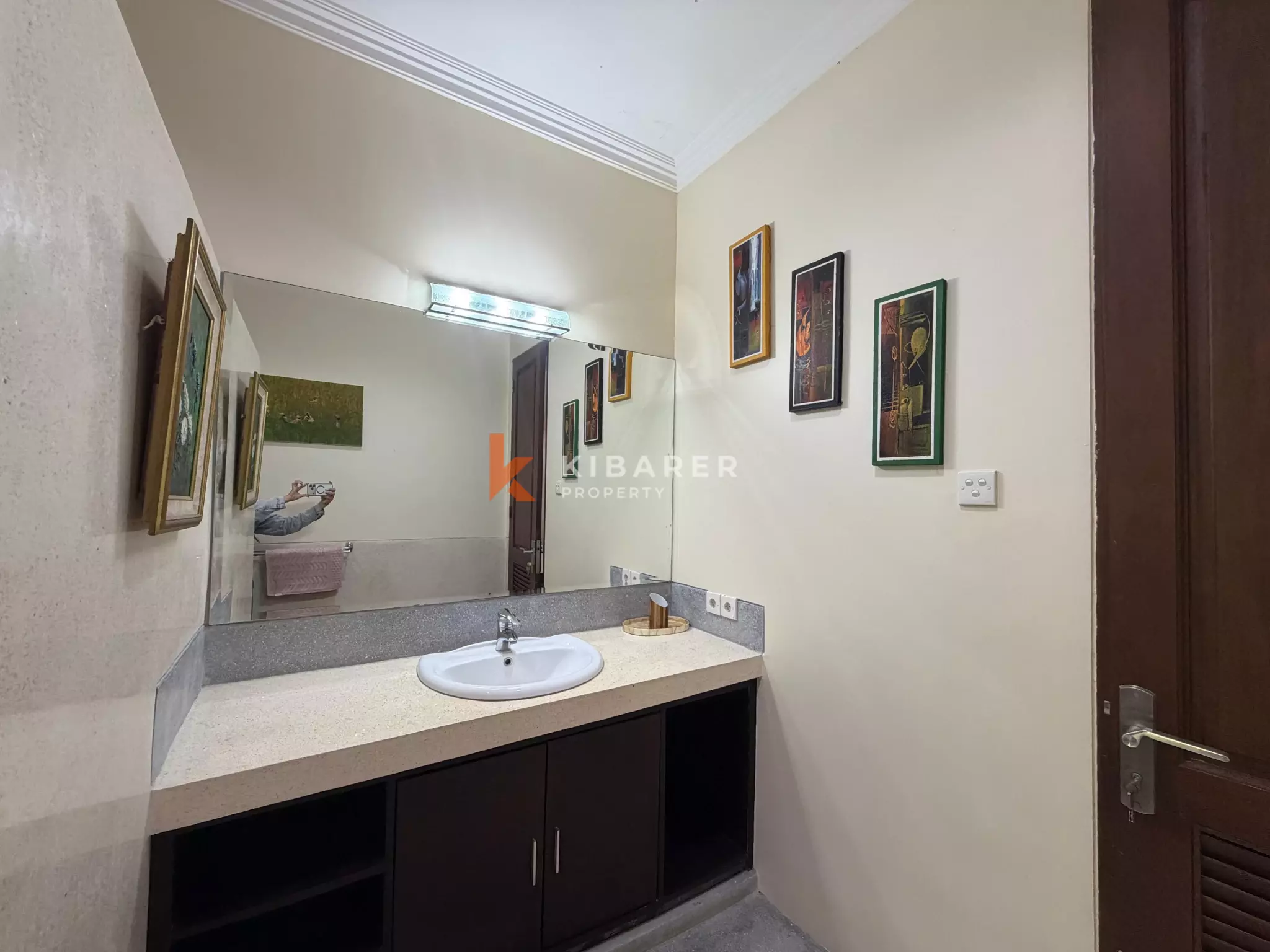 Roomy Tropical Three-Bedrooms Villa with Expansive Garden in Jimbaran