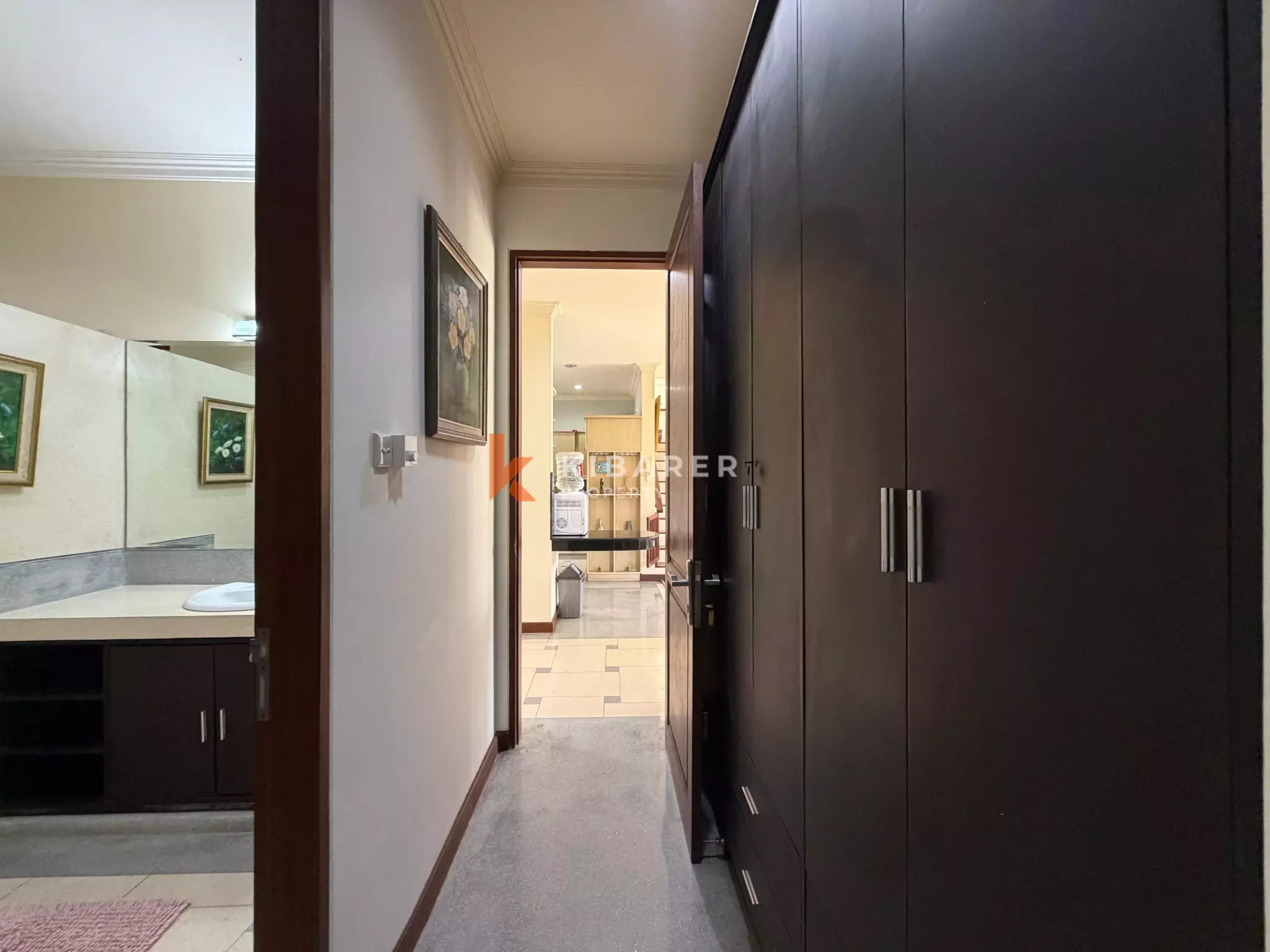 Roomy Tropical Three-Bedrooms Villa with Expansive Garden in Jimbaran