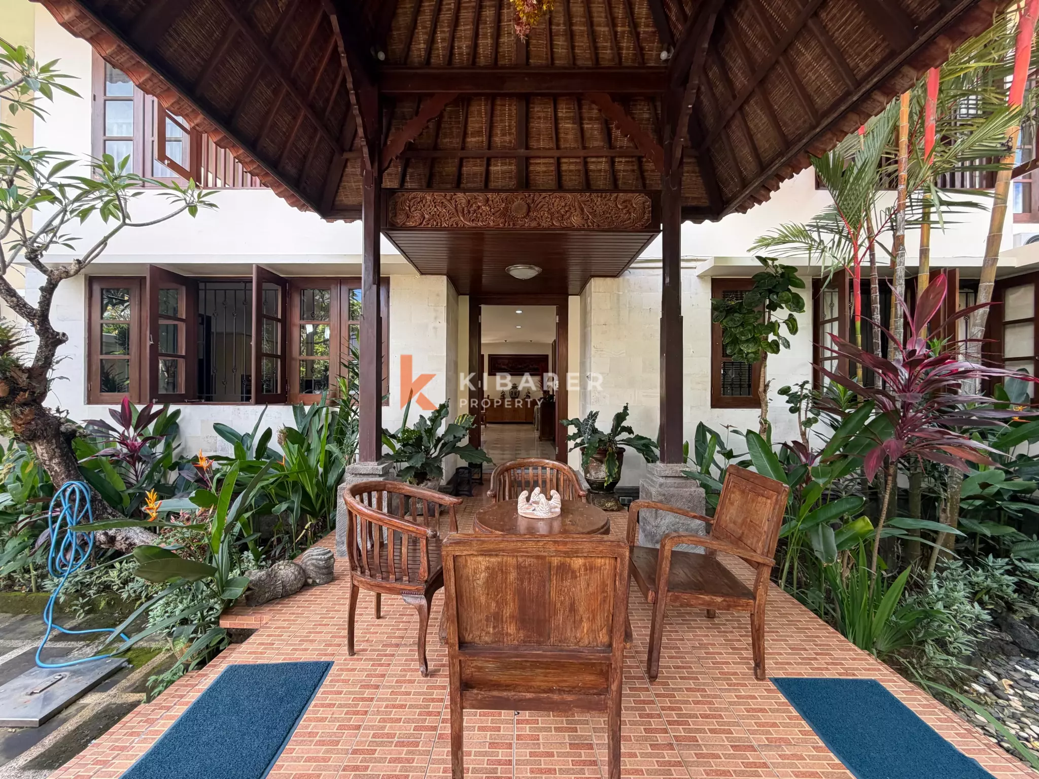 Roomy Tropical Three-Bedrooms Villa with Expansive Garden in Jimbaran