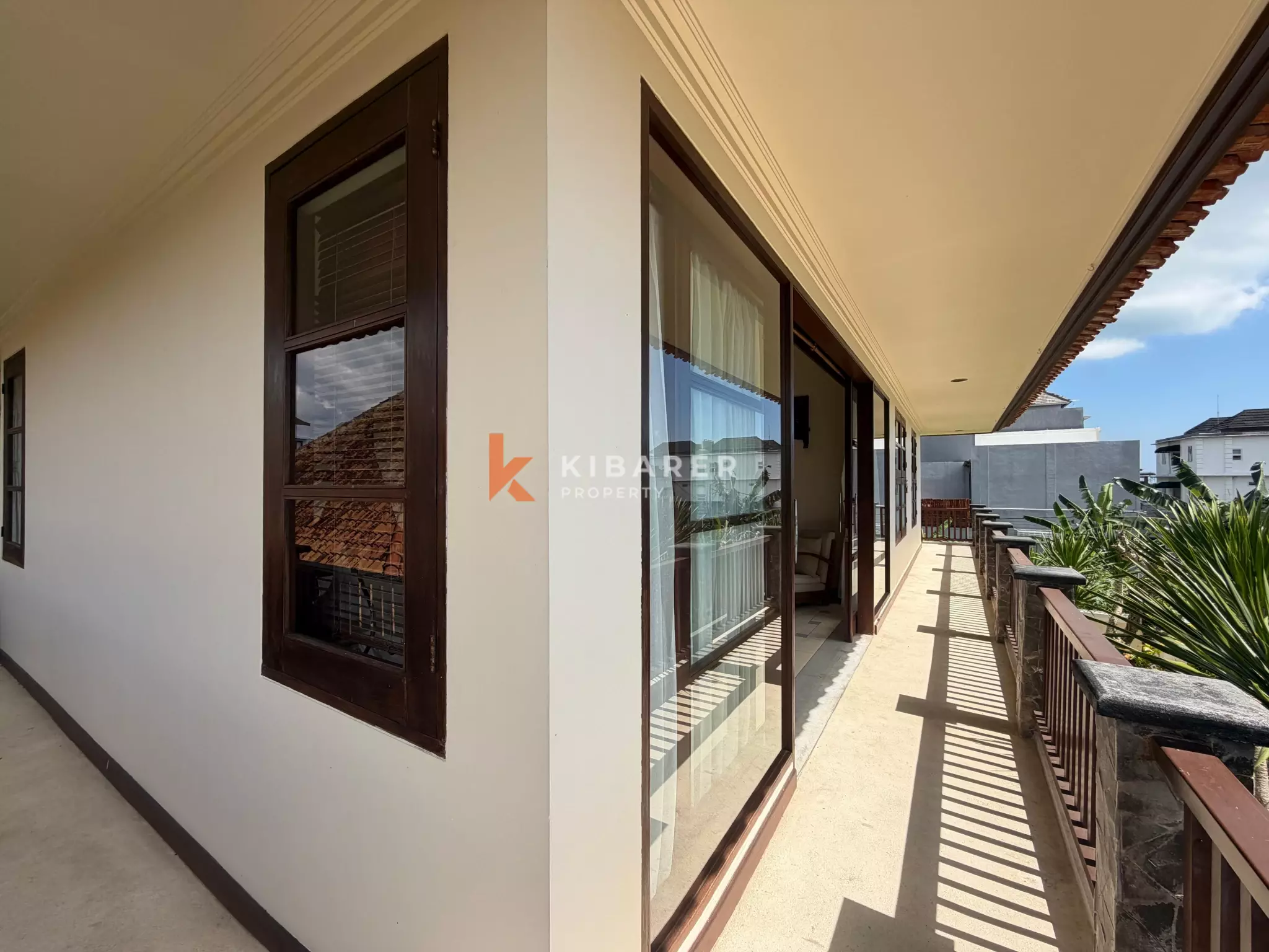 Roomy Tropical Three-Bedrooms Villa with Expansive Garden in Jimbaran