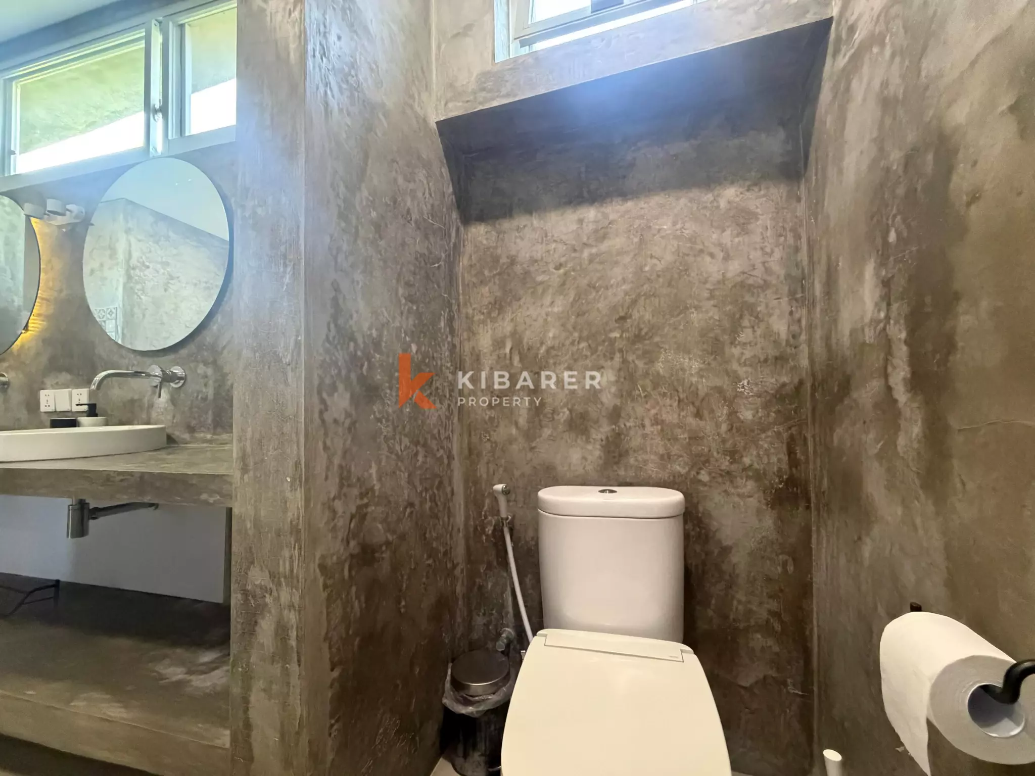 Vila Tiga Kamar Tidur Kontemporer Perkotaan di Tumbak Bayuh - Pererenan