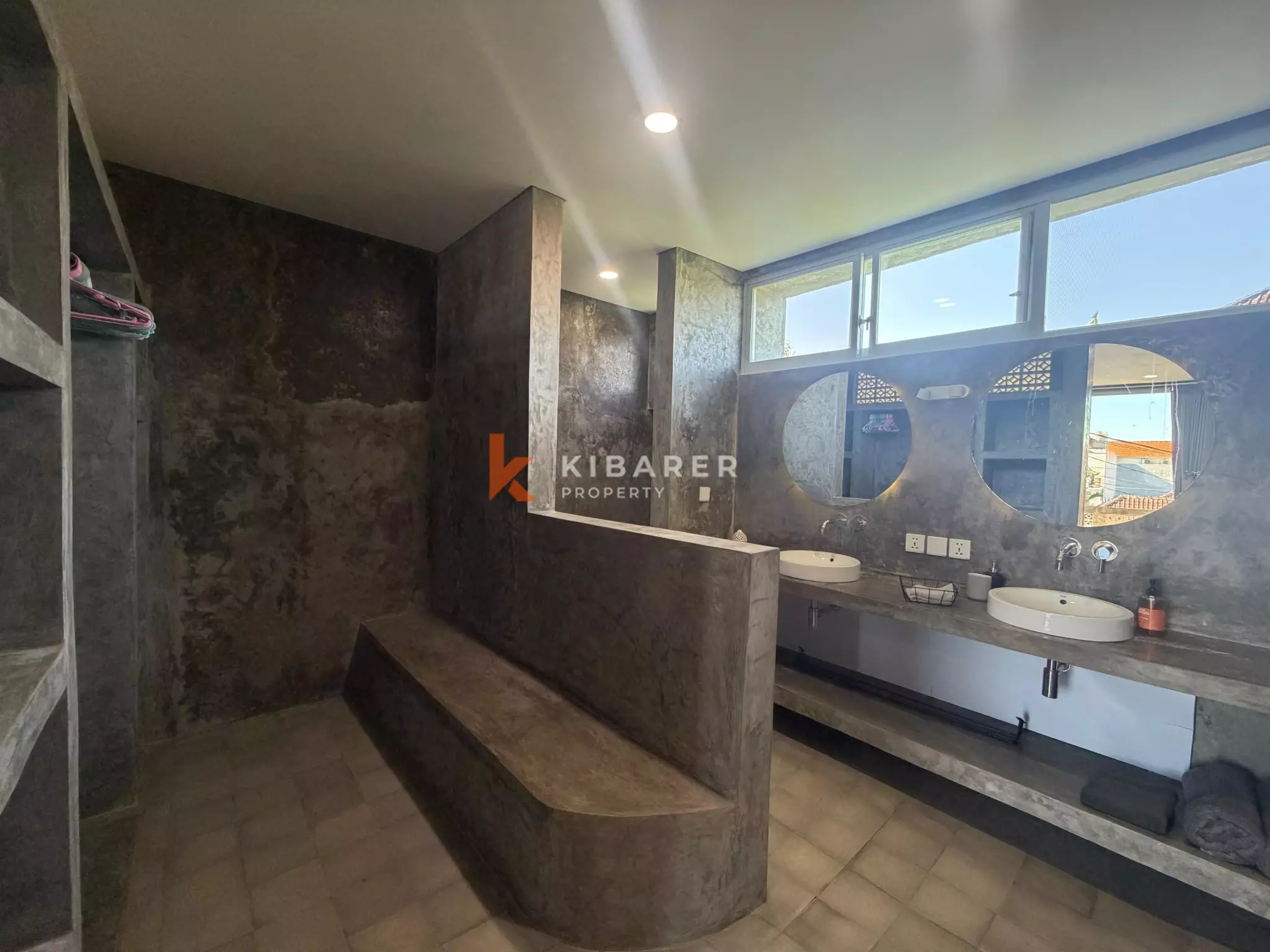Vila Tiga Kamar Tidur Kontemporer Perkotaan di Tumbak Bayuh - Pererenan