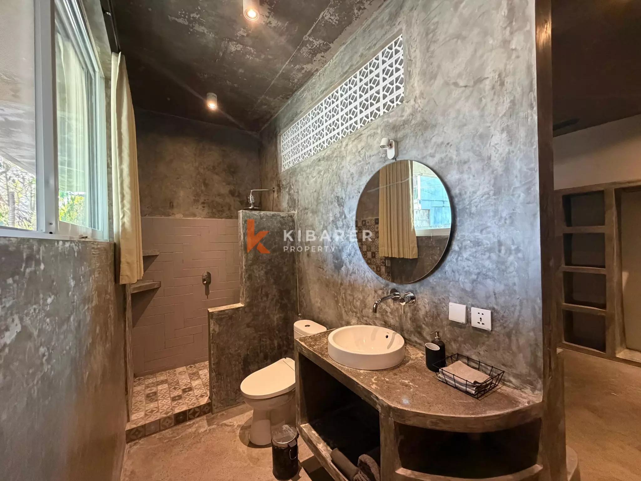 Vila Tiga Kamar Tidur Kontemporer Perkotaan di Tumbak Bayuh - Pererenan