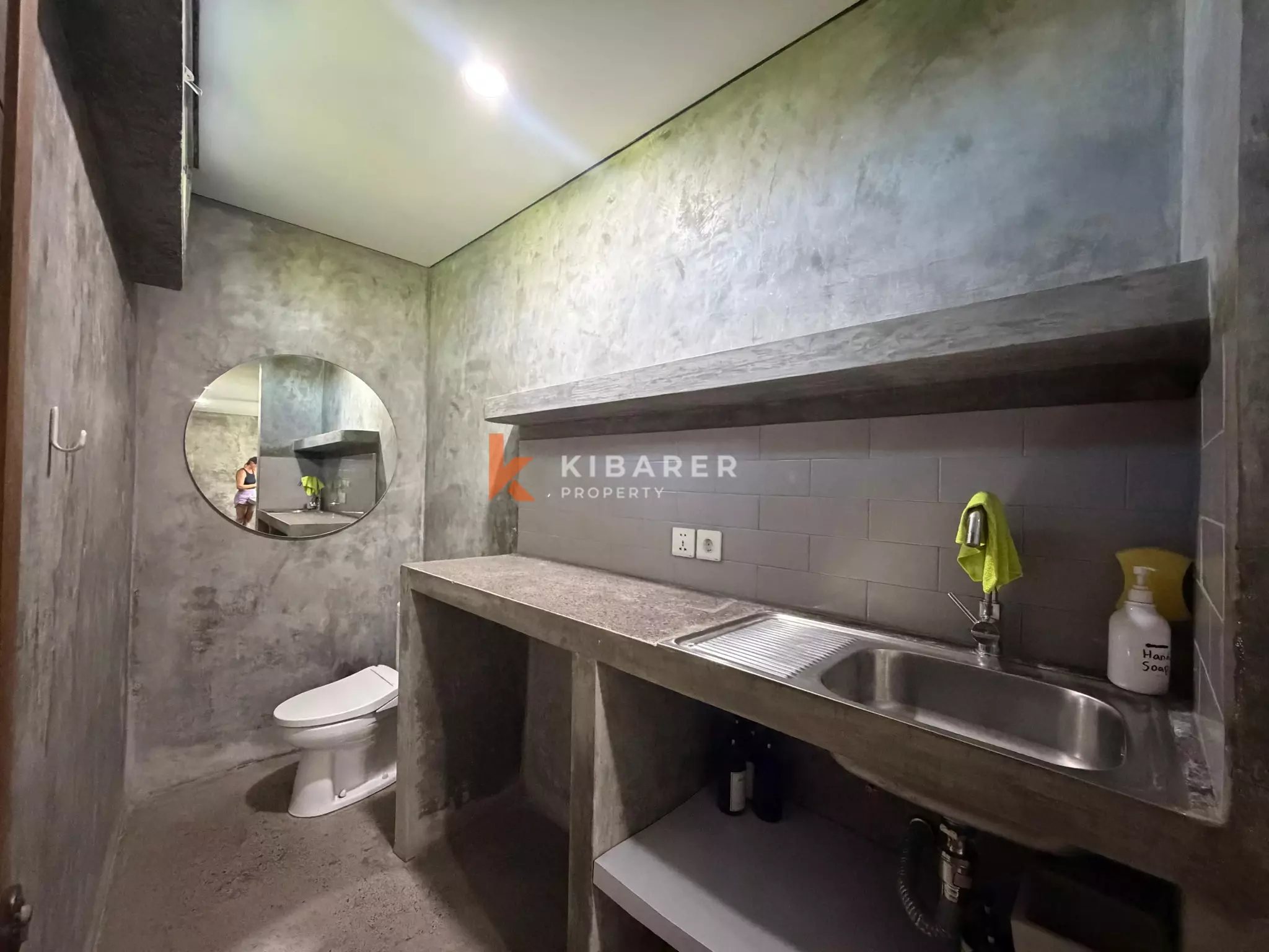 Vila Tiga Kamar Tidur Kontemporer Perkotaan di Tumbak Bayuh - Pererenan