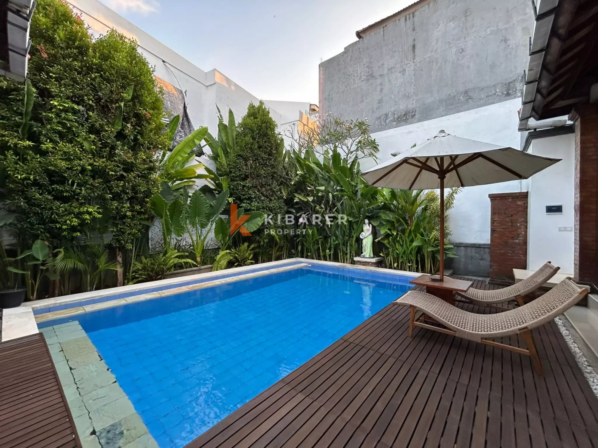 Villa confortable de trois chambres avec séjour fermé et piscine privée à Canggu