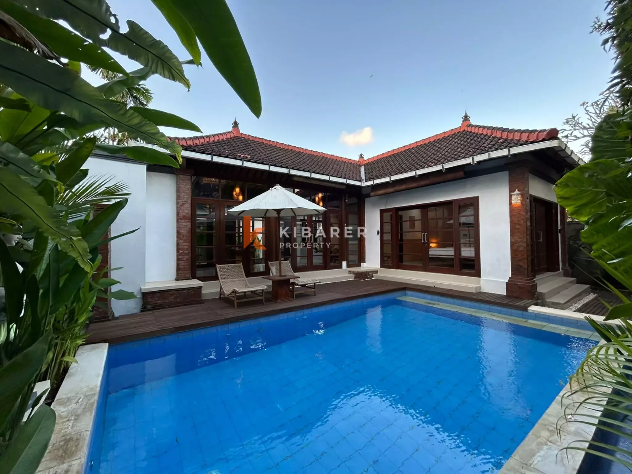 Villa confortable de trois chambres avec séjour fermé et piscine privée à Canggu