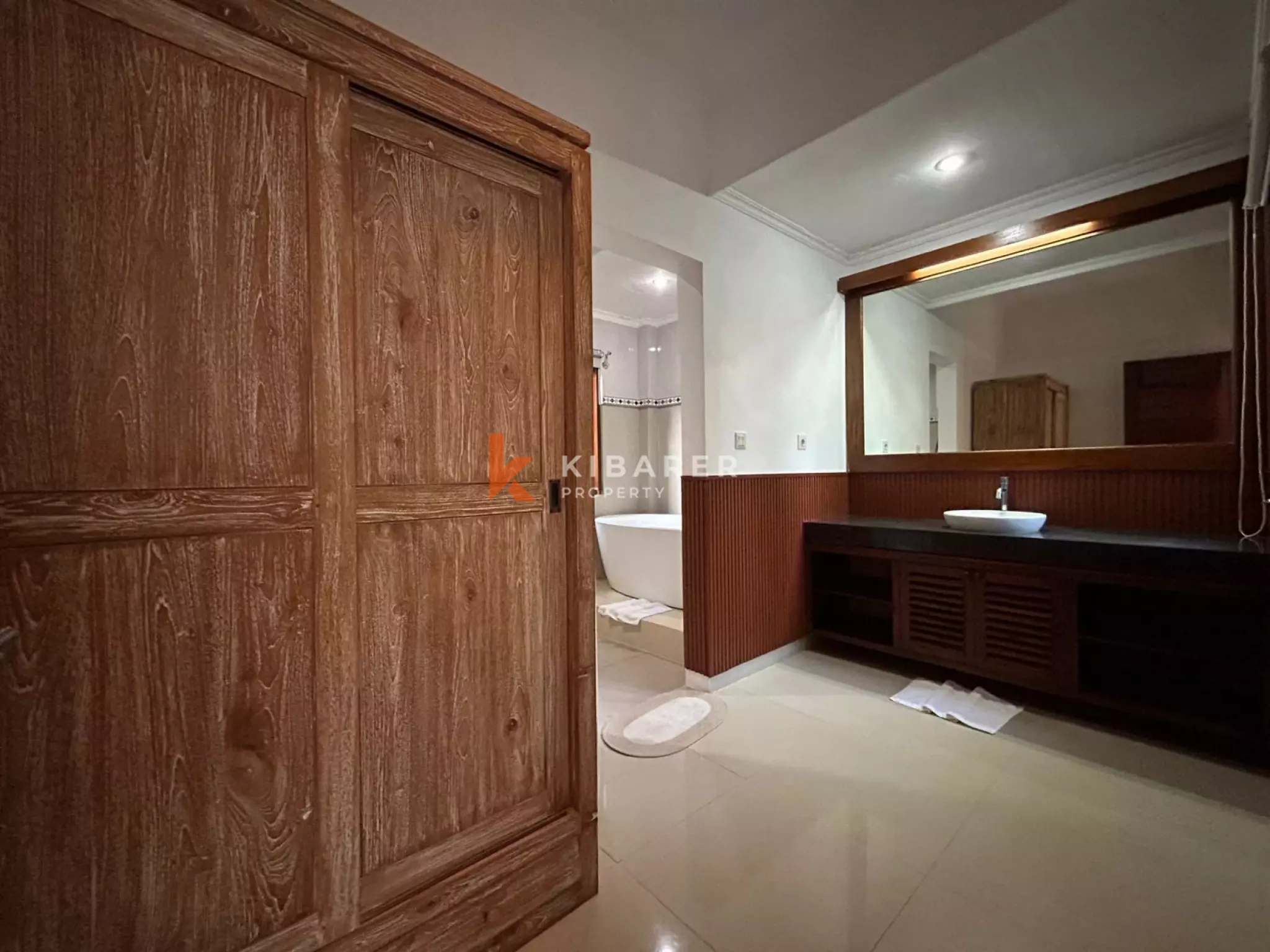 Villa confortable de trois chambres avec séjour fermé et piscine privée à Canggu
