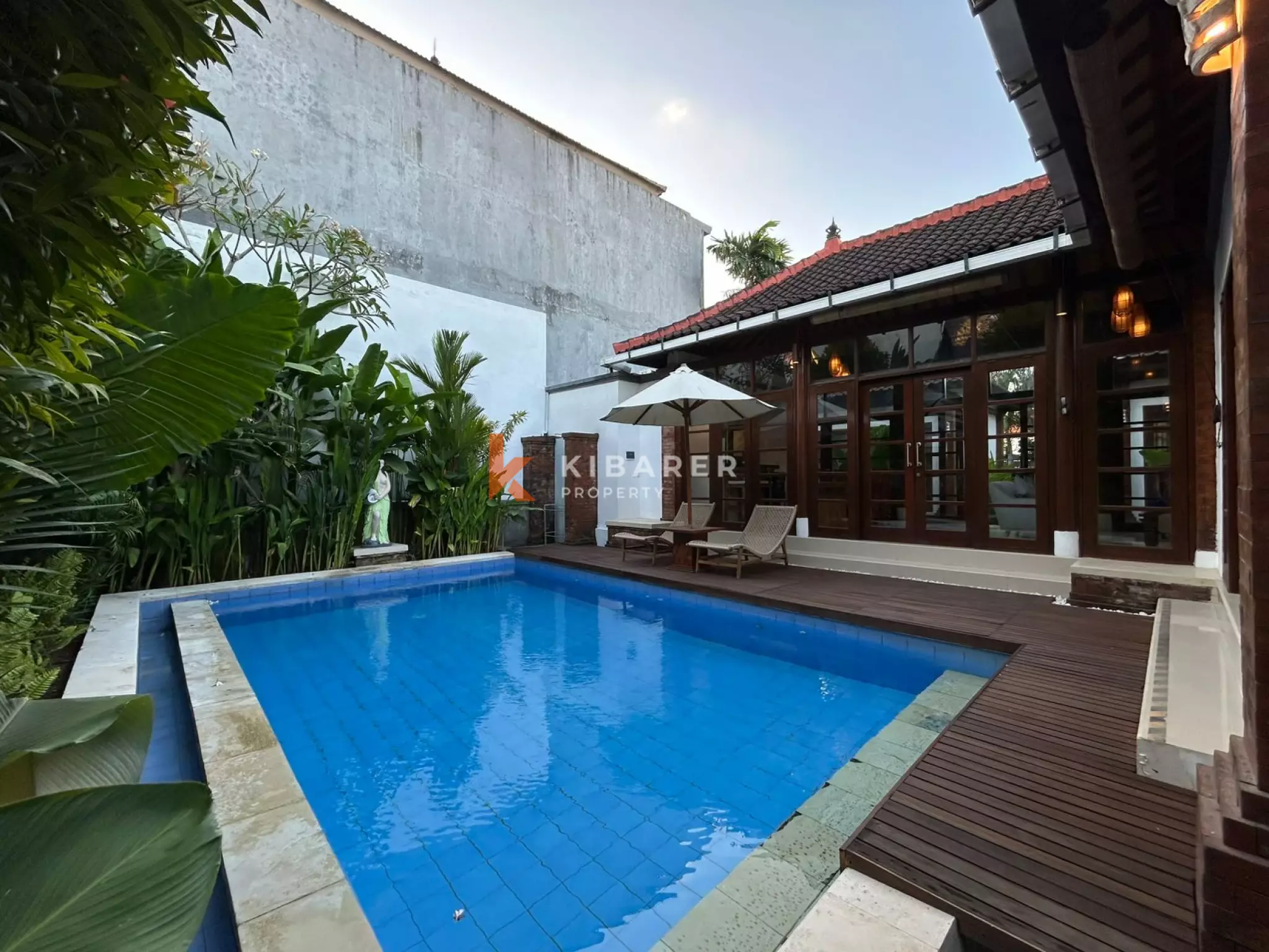 Villa confortable de trois chambres avec séjour fermé et piscine privée à Canggu