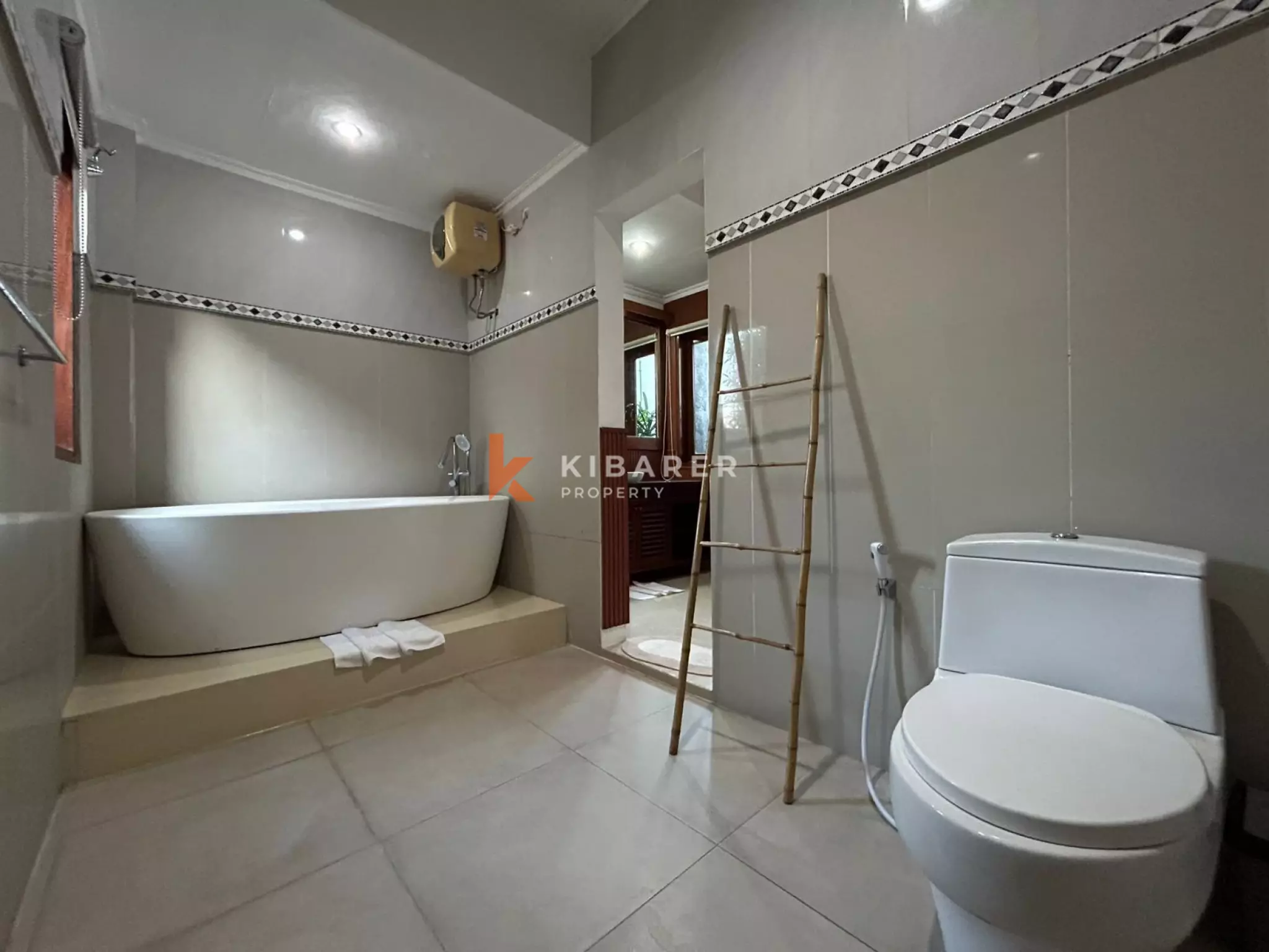 Villa confortable de trois chambres avec séjour fermé et piscine privée à Canggu