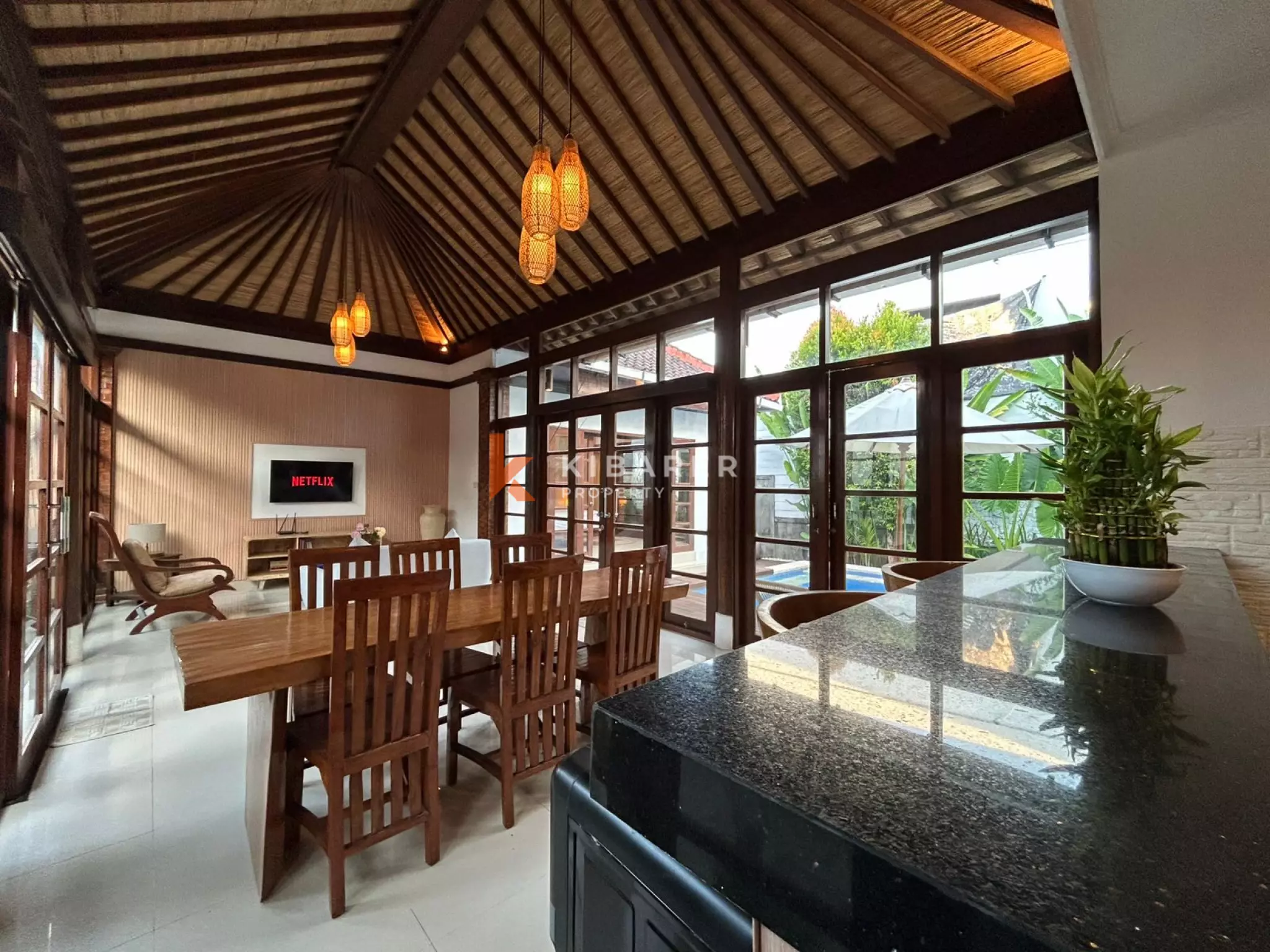 Villa confortable de trois chambres avec séjour fermé et piscine privée à Canggu