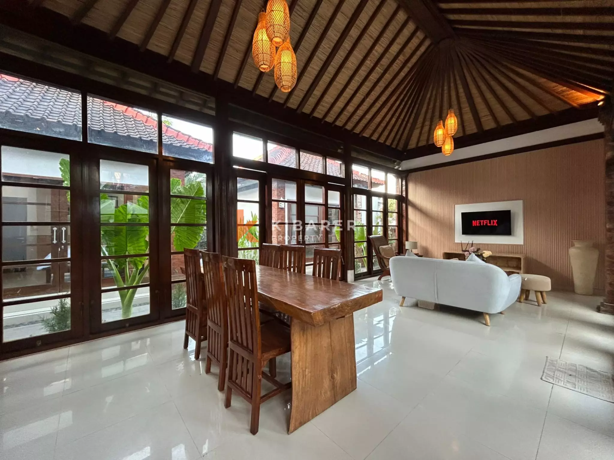 Villa confortable de trois chambres avec séjour fermé et piscine privée à Canggu