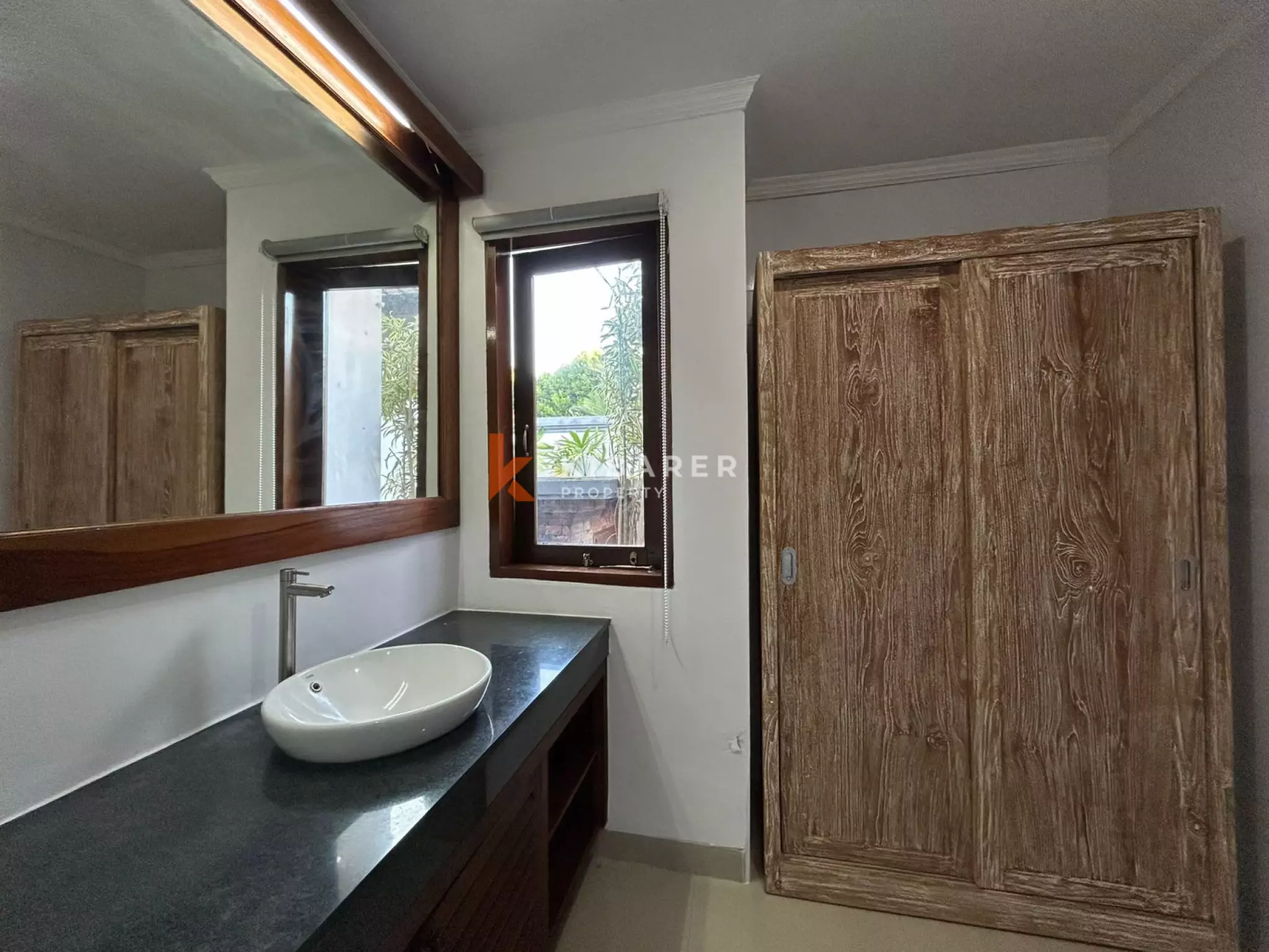 Villa confortable de trois chambres avec séjour fermé et piscine privée à Canggu