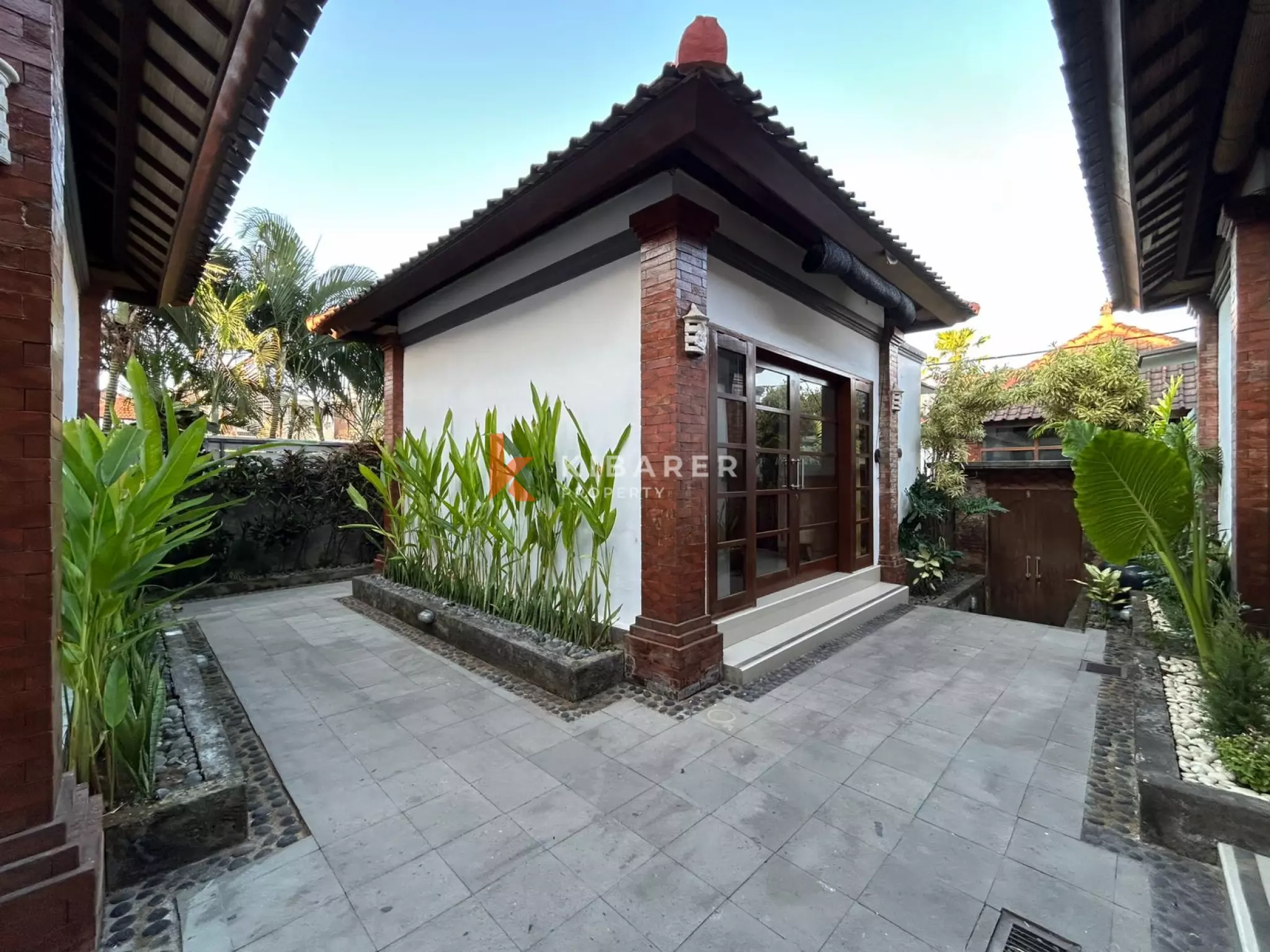 Villa confortable de trois chambres avec séjour fermé et piscine privée à Canggu