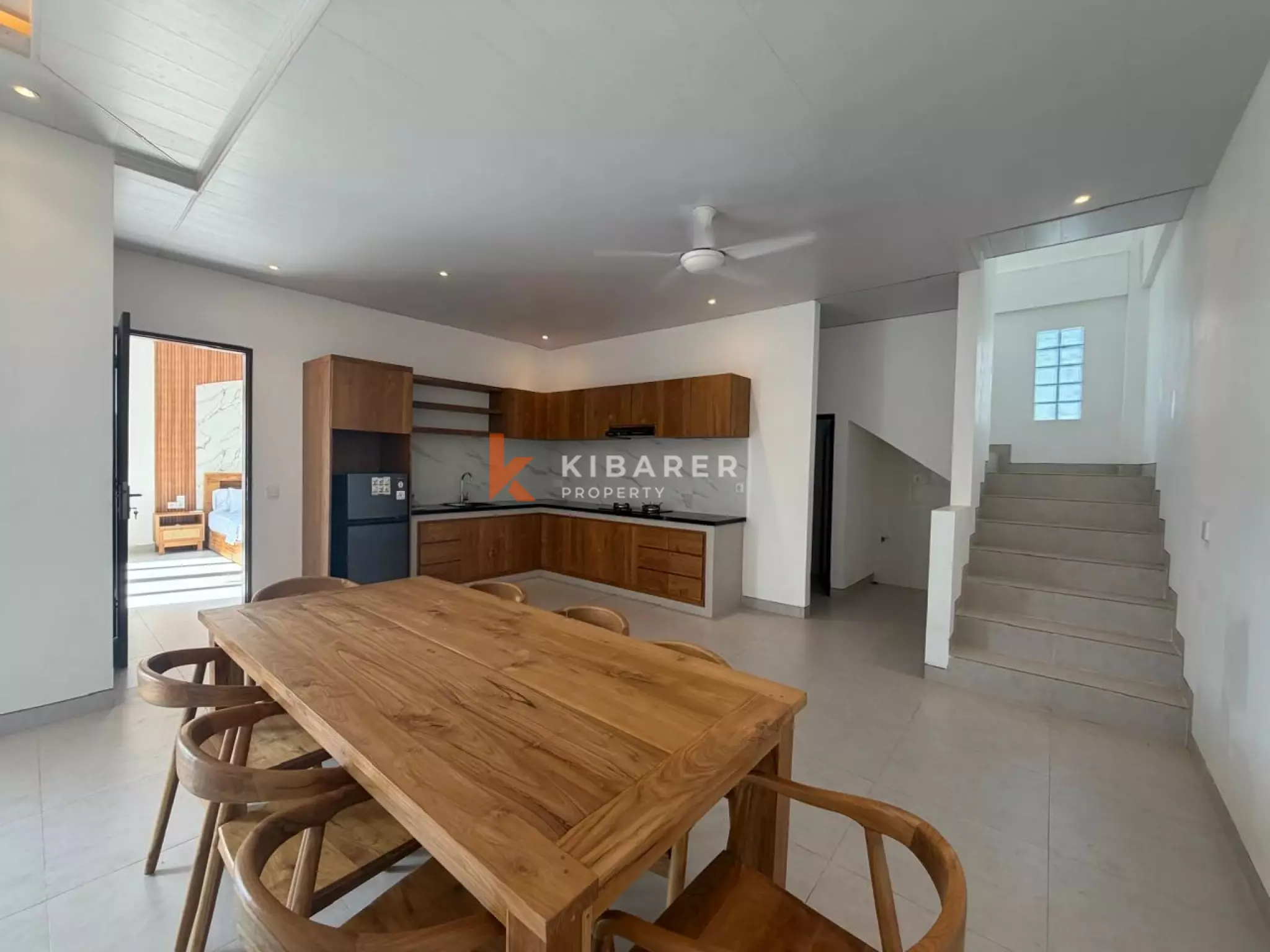 Villa modern berukuran baik dengan tiga kamar tidur dan ruang tamu tertutup di desa Cepaka