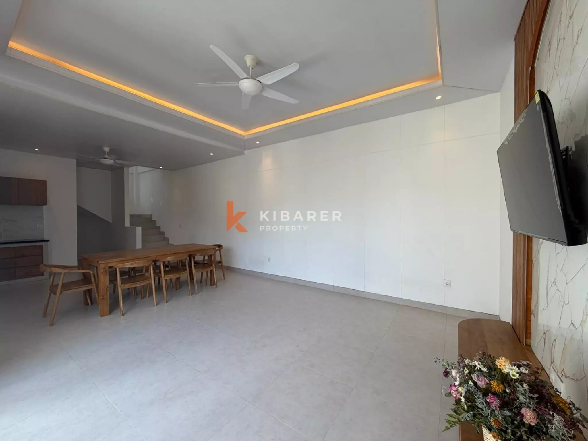 Villa modern berukuran baik dengan tiga kamar tidur dan ruang tamu tertutup di desa Cepaka