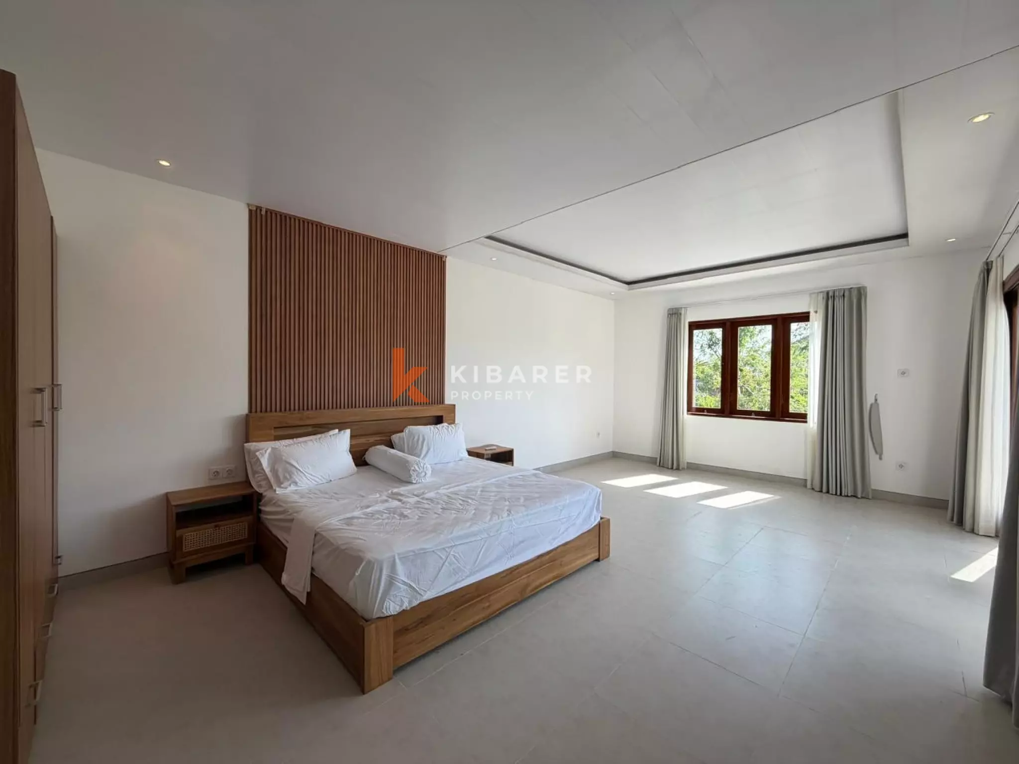 Villa modern berukuran baik dengan tiga kamar tidur dan ruang tamu tertutup di desa Cepaka