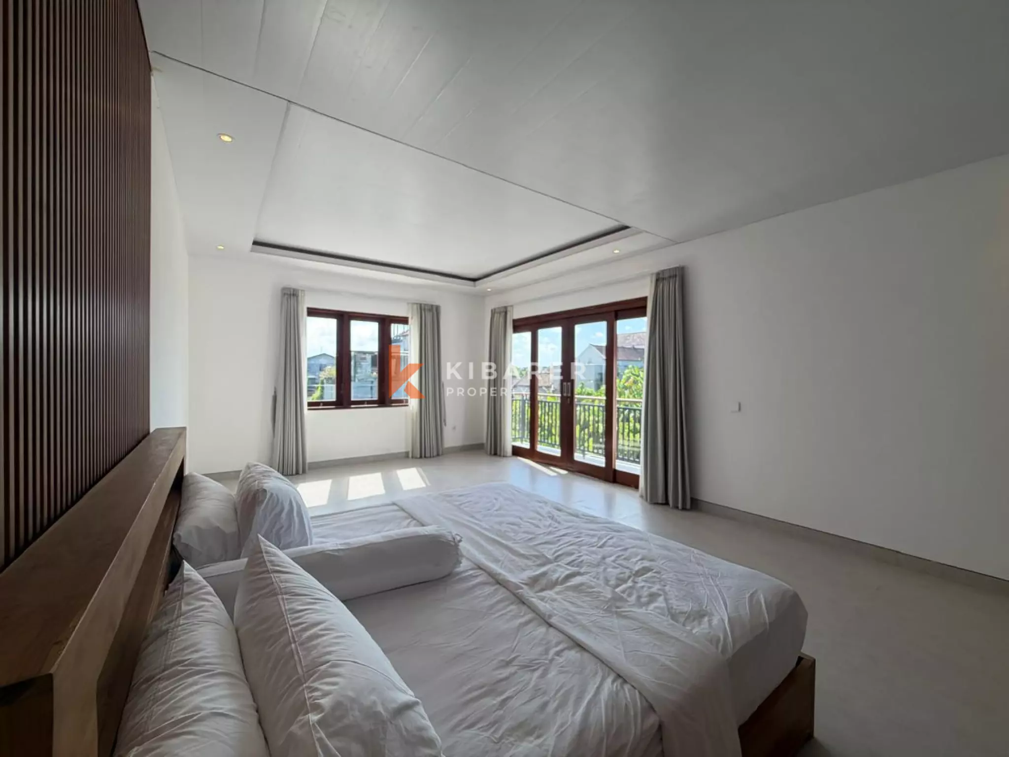 Villa modern berukuran baik dengan tiga kamar tidur dan ruang tamu tertutup di desa Cepaka
