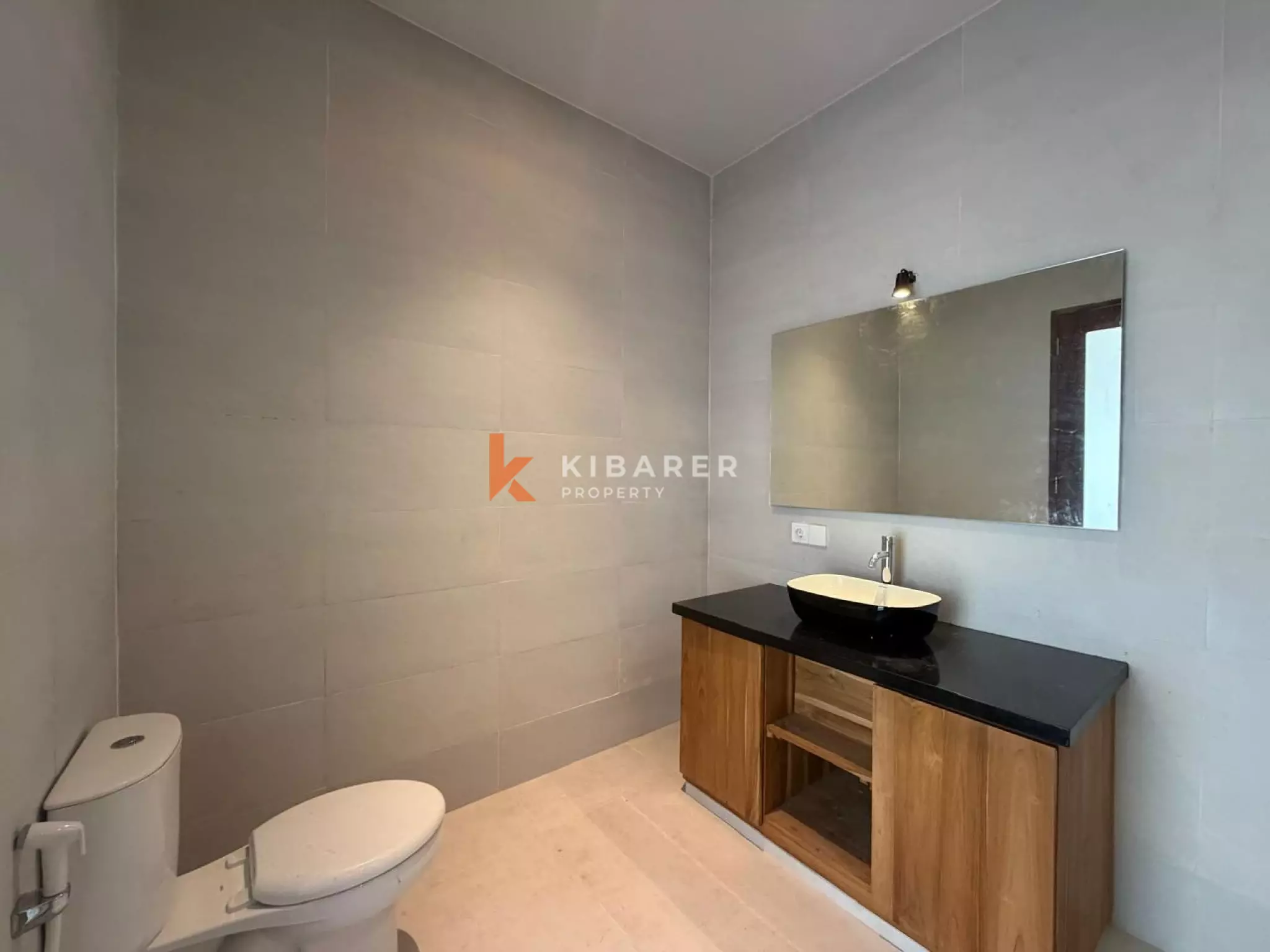 Villa modern berukuran baik dengan tiga kamar tidur dan ruang tamu tertutup di desa Cepaka