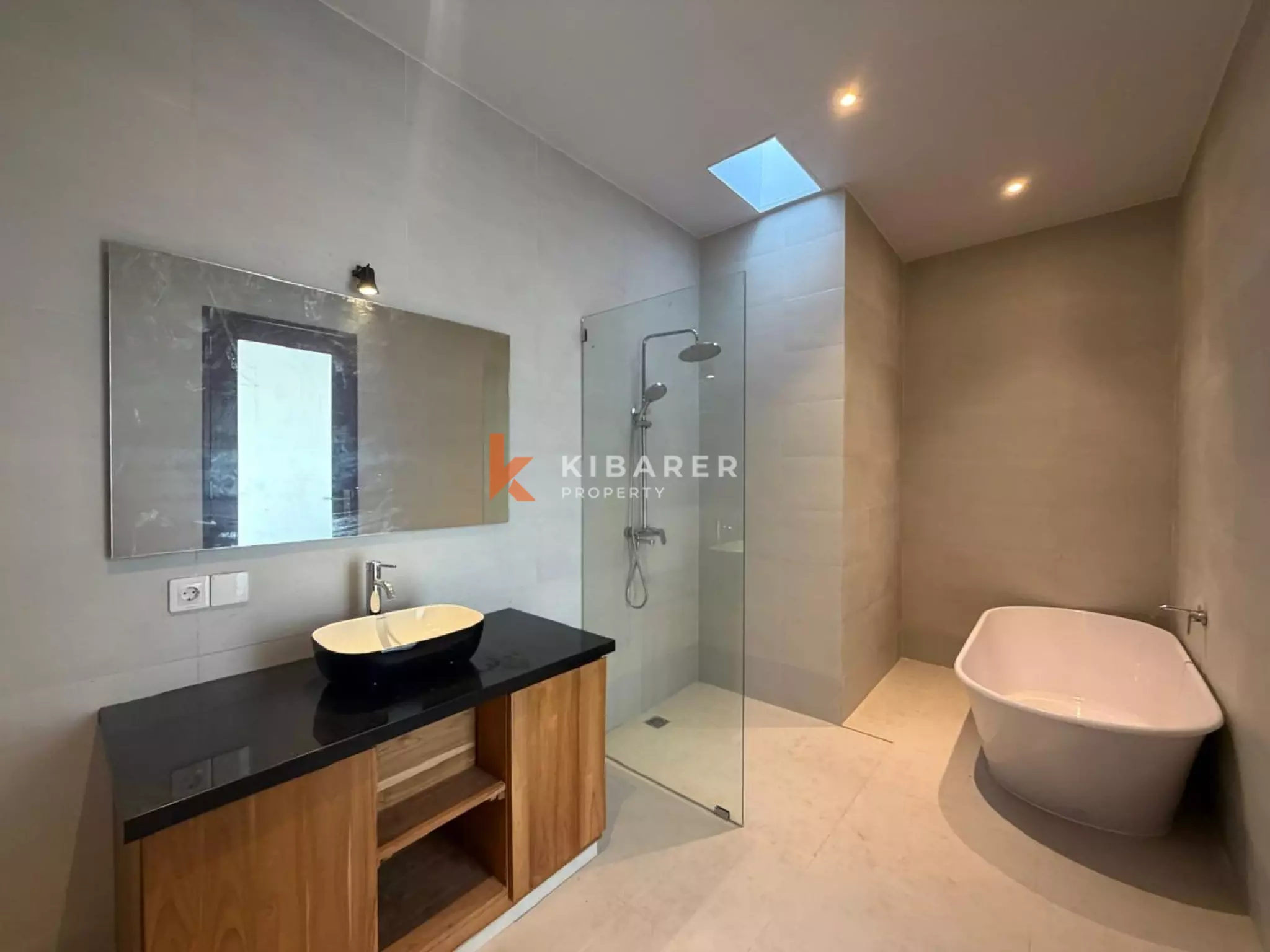 Villa modern berukuran baik dengan tiga kamar tidur dan ruang tamu tertutup di desa Cepaka