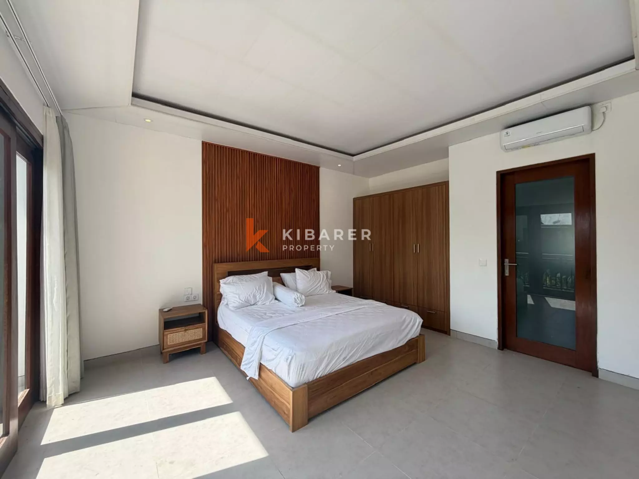 Villa modern berukuran baik dengan tiga kamar tidur dan ruang tamu tertutup di desa Cepaka