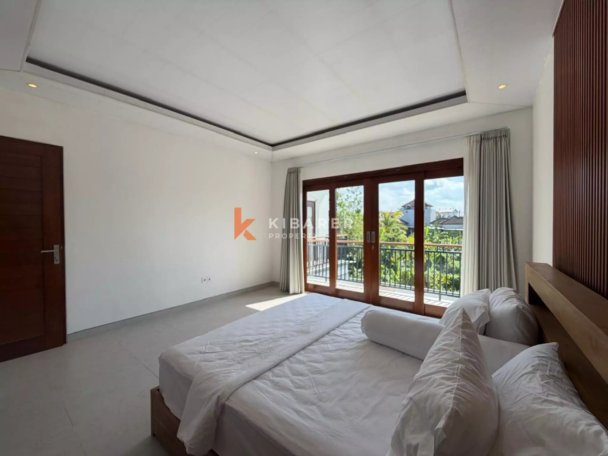 Villa modern berukuran baik dengan tiga kamar tidur dan ruang tamu tertutup di desa Cepaka