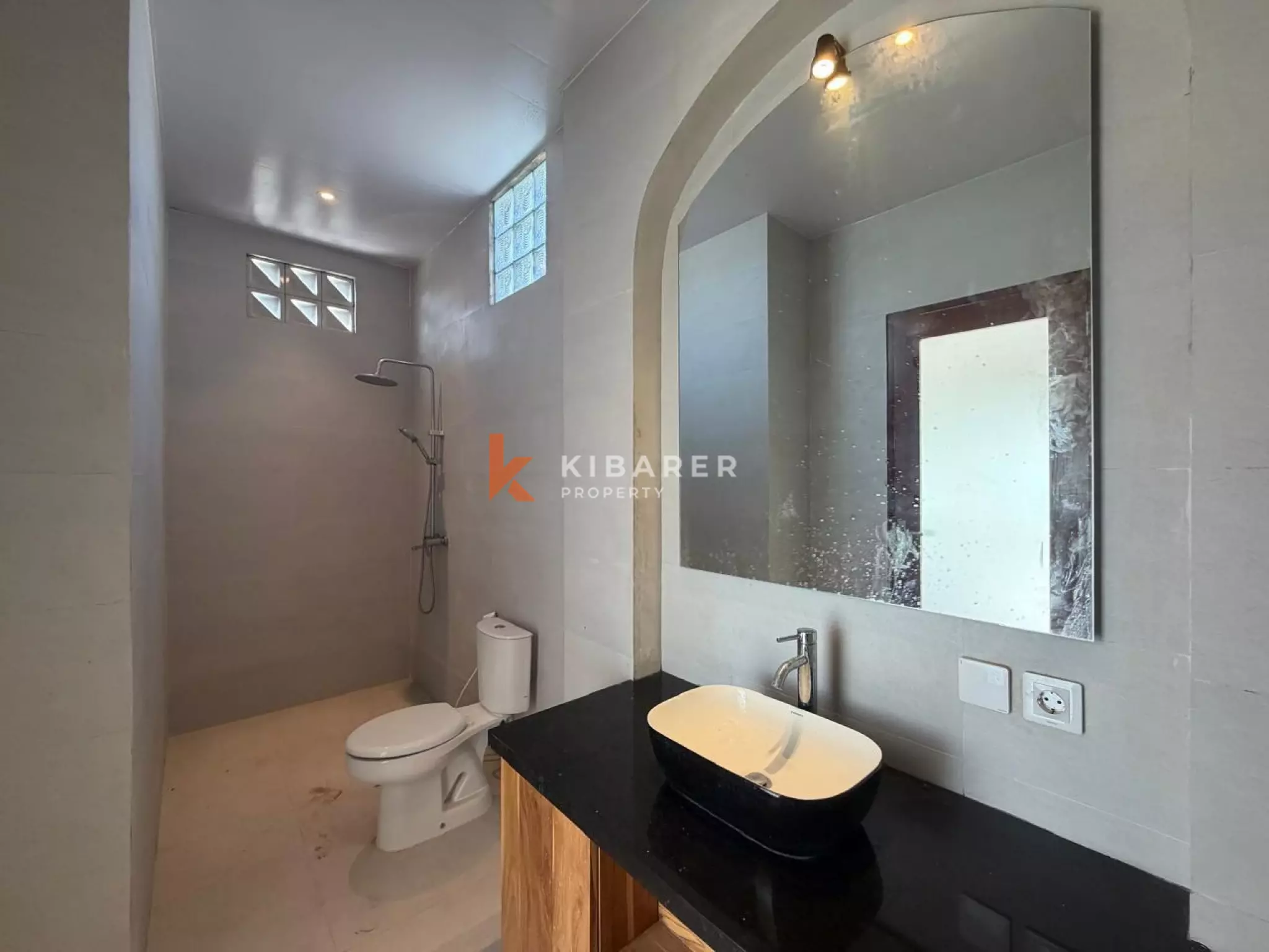 Villa modern berukuran baik dengan tiga kamar tidur dan ruang tamu tertutup di desa Cepaka