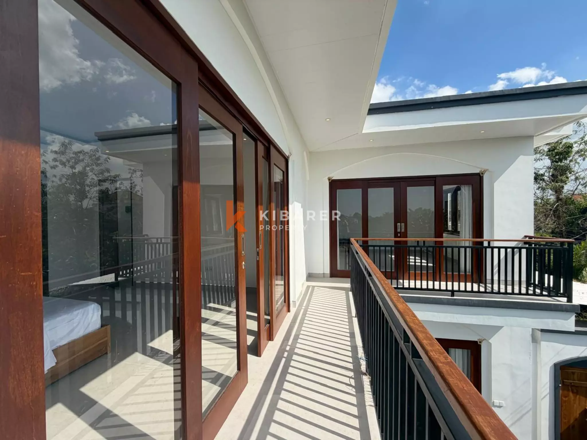Villa modern berukuran baik dengan tiga kamar tidur dan ruang tamu tertutup di desa Cepaka