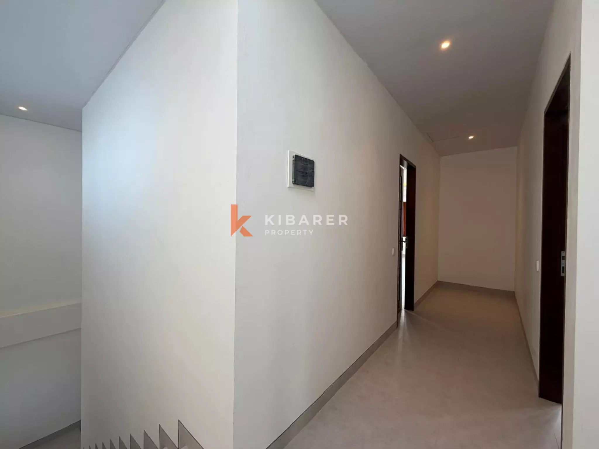 Villa modern berukuran baik dengan tiga kamar tidur dan ruang tamu tertutup di desa Cepaka