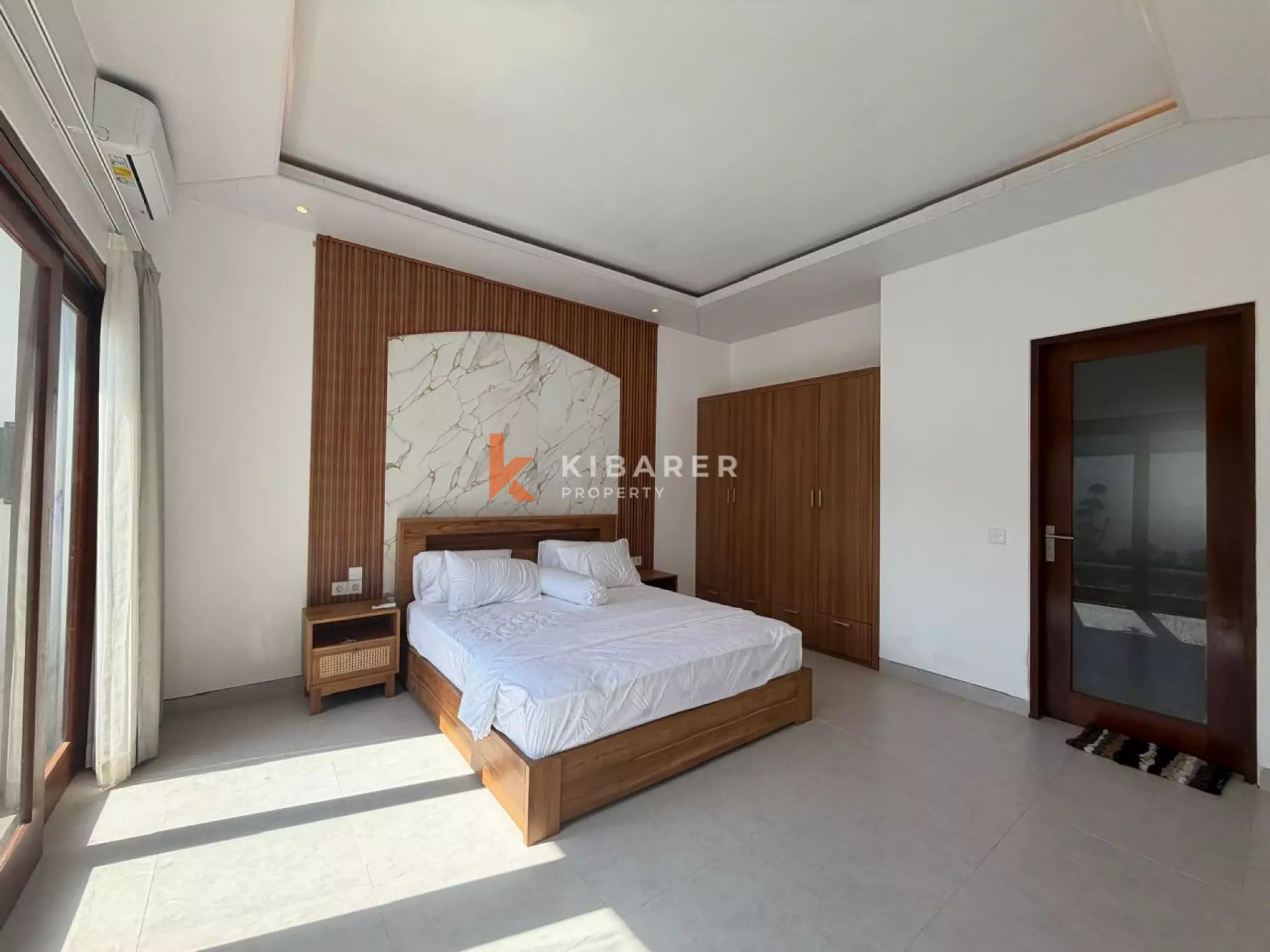 Villa modern berukuran baik dengan tiga kamar tidur dan ruang tamu tertutup di desa Cepaka