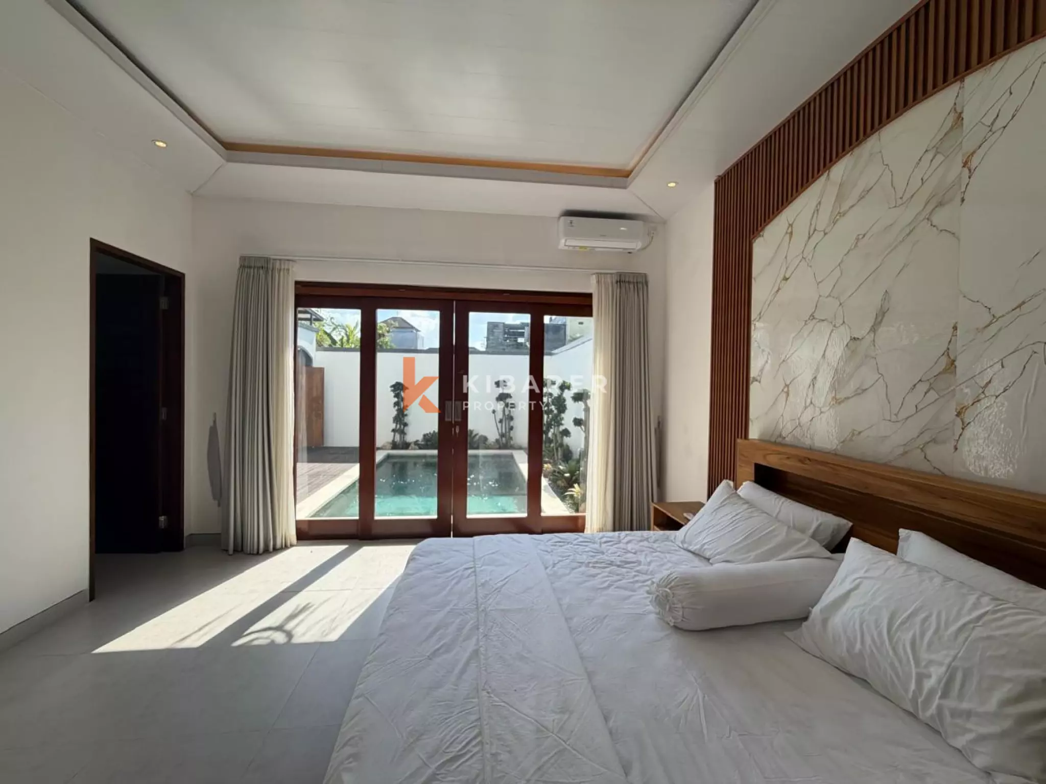 Villa modern berukuran baik dengan tiga kamar tidur dan ruang tamu tertutup di desa Cepaka
